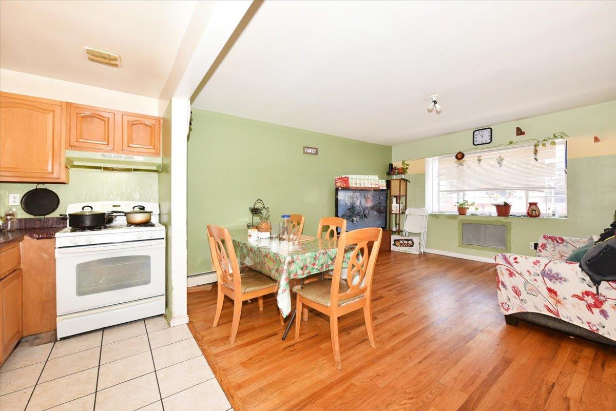 #12 photo, 35-44 104 Street, クイーンズ区 Corona , NY 11368