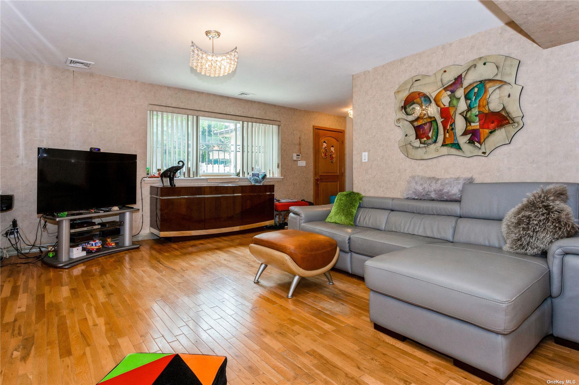 #3 photo, 110-17 64 Avenue, クイーンズ区 Forest Hills , NY 11375