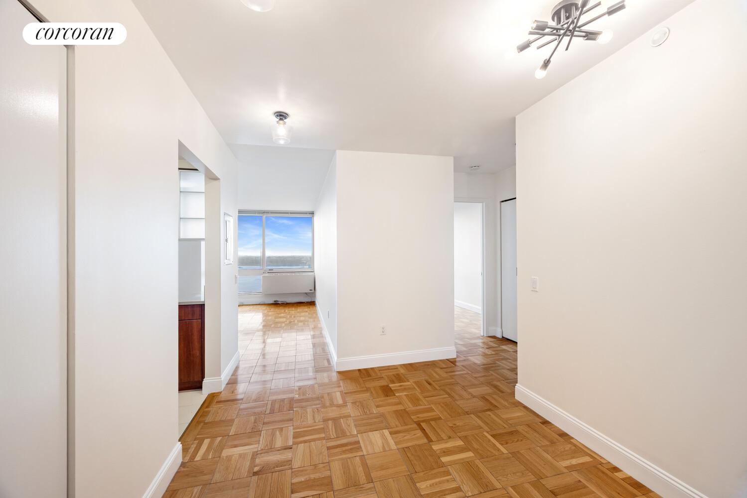 #1 photo, 217 E 96TH Street, 맨해튼 Yorkville , NY 10128