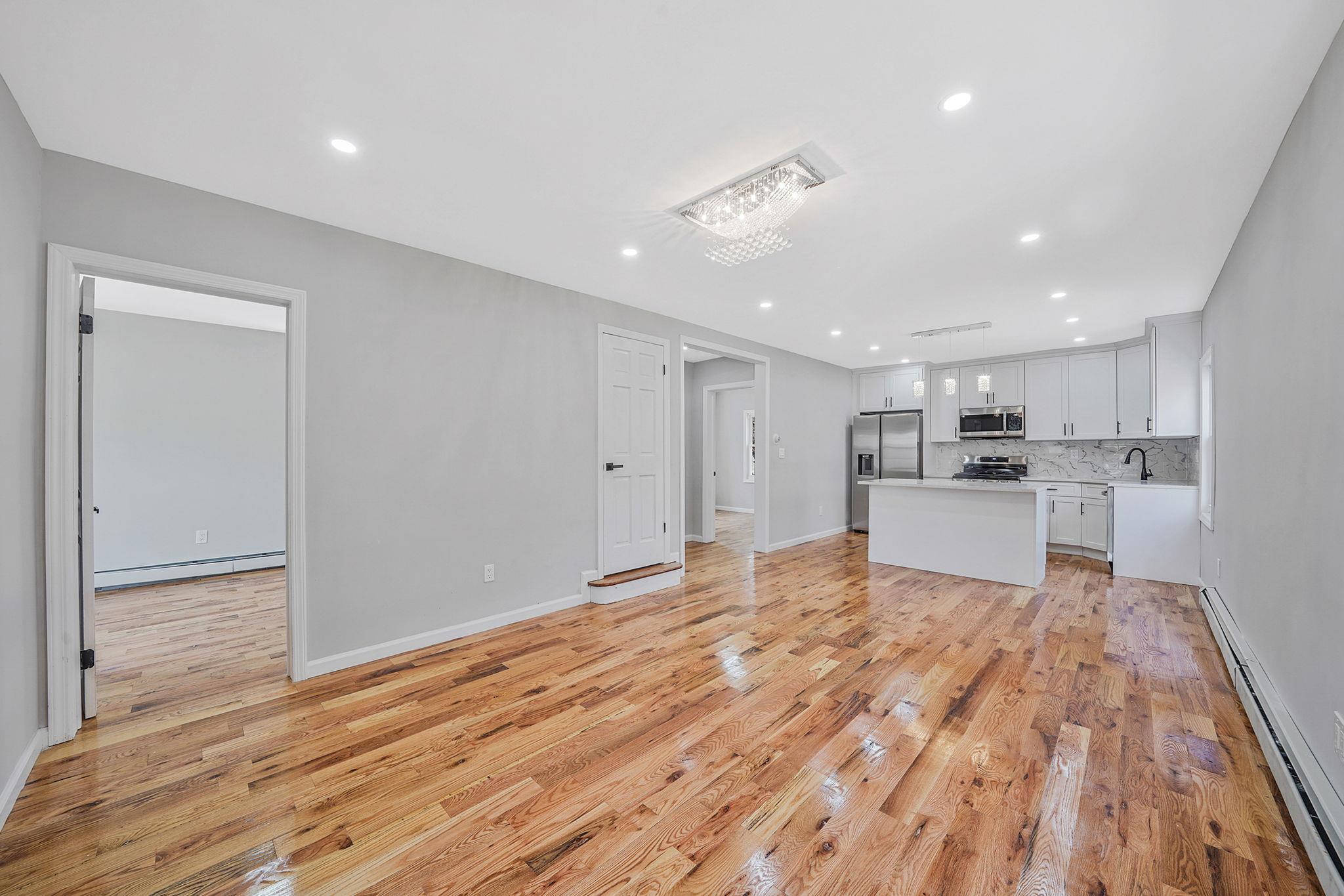 #10 photo, 21609 104th Avenue, كوينز Queens Village , NY 11429