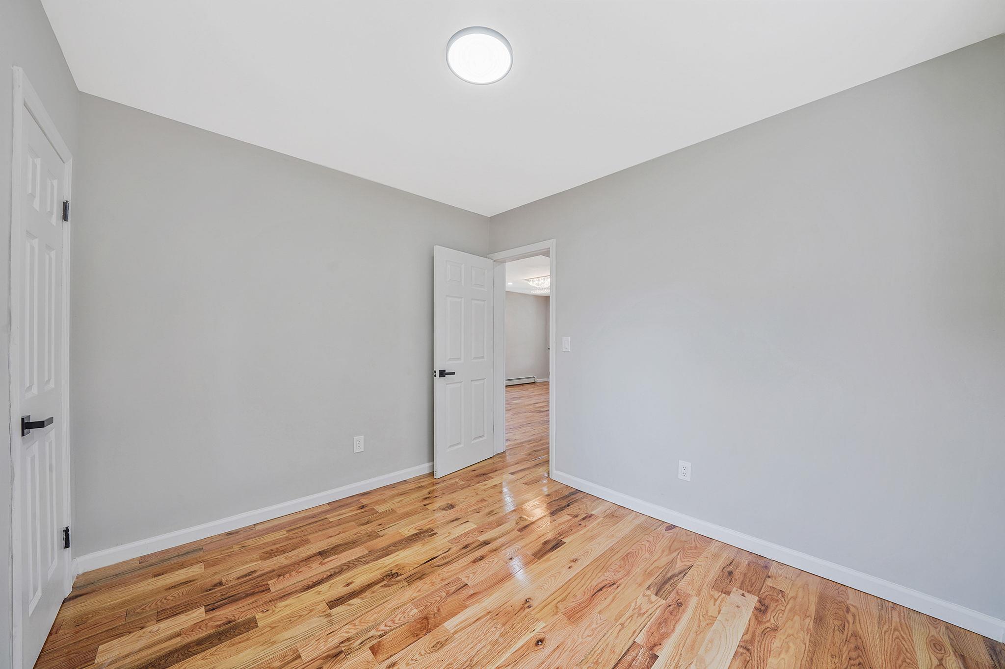 #18 photo, 21609 104th Avenue, كوينز Queens Village , NY 11429