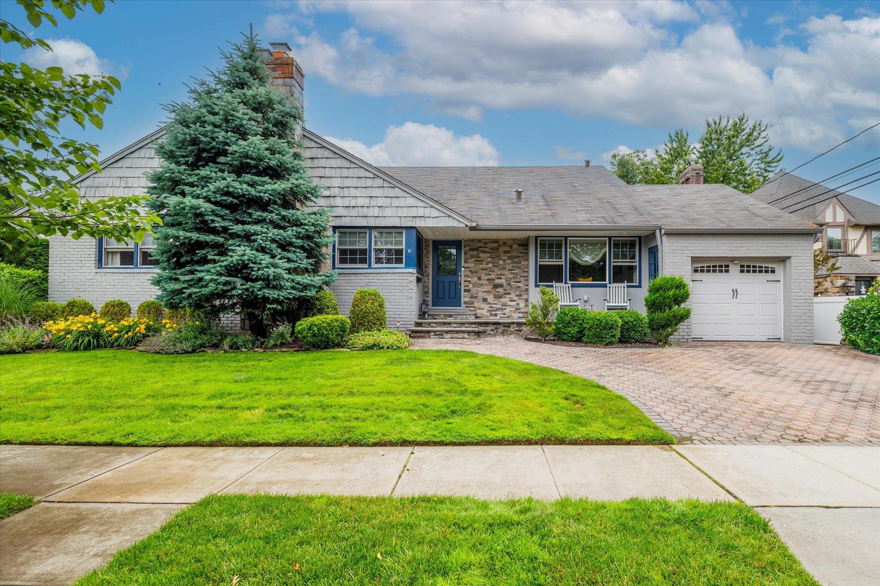 #1 photo, 6 Blenheim Court, Rockville Centre , NY 11570