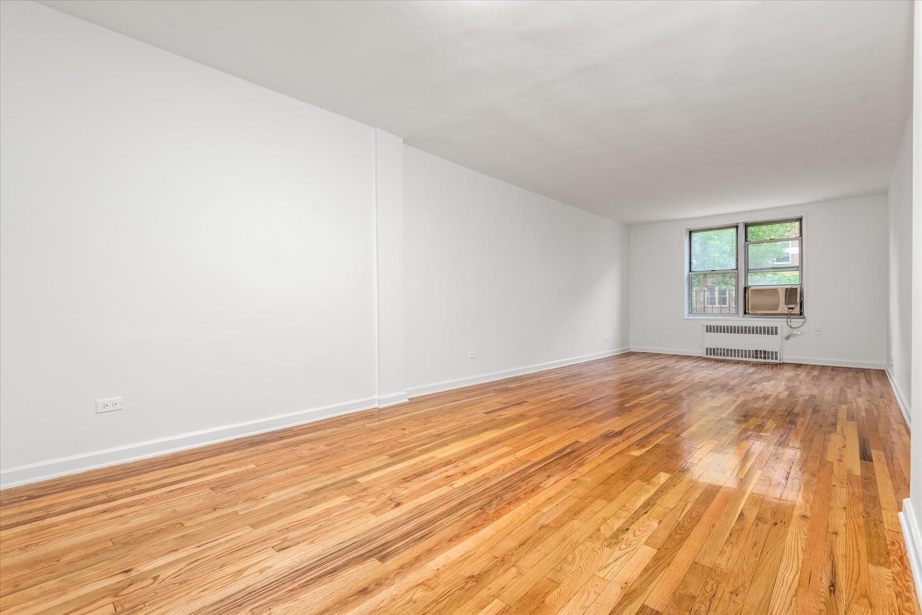 #2 photo, 67-30 Clyde Street, كوينز Forest Hills , NY 11375