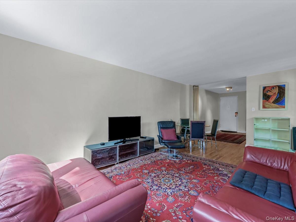 #7 photo, 42-30 Douglaston Parkway, クイーンズ区 Douglaston , NY 11363