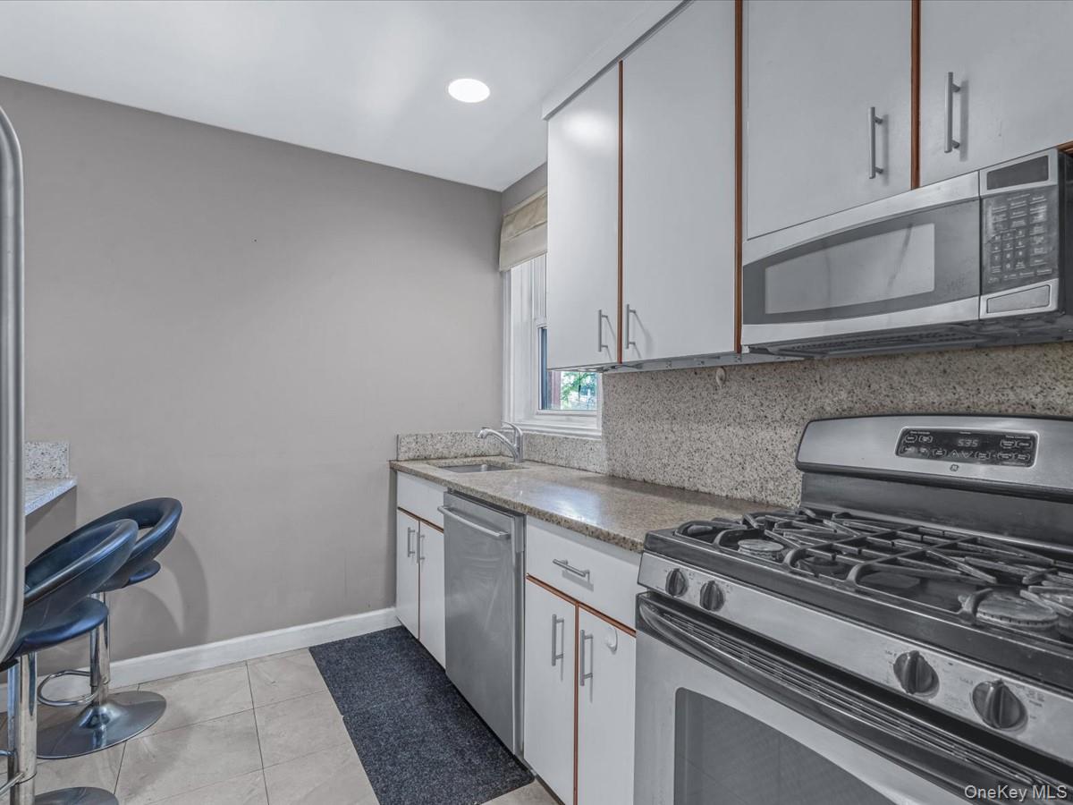 #9 photo, 42-30 Douglaston Parkway, クイーンズ区 Douglaston , NY 11363