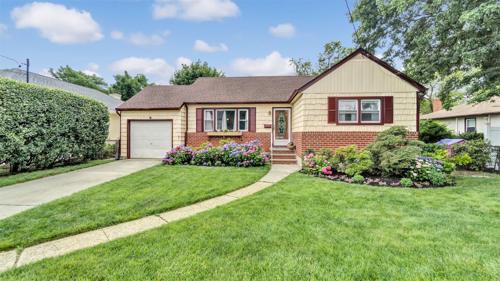 #1 photo, 62 Harold Avenue, ناسو Hempstead , NY 11550