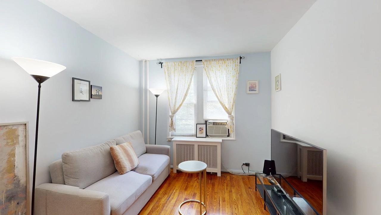 #10 photo, 43-10 48Th Avenue, クイーンズ区 Woodside , NY 11377