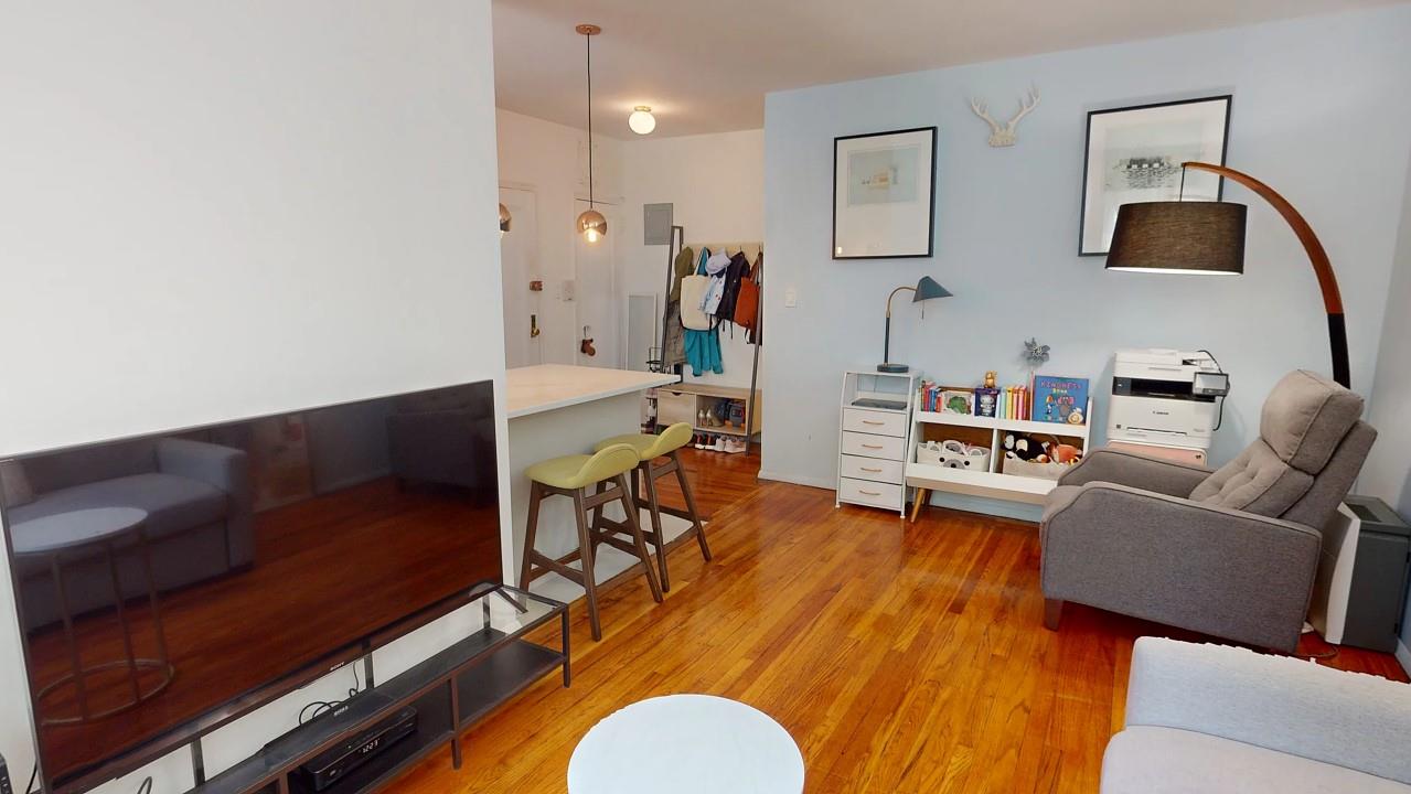 #12 photo, 43-10 48Th Avenue, クイーンズ区 Woodside , NY 11377