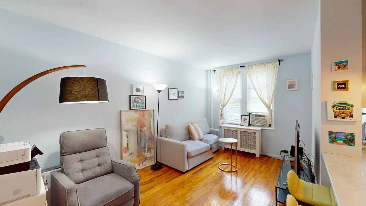 #8 photo, 43-10 48Th Avenue, クイーンズ区 Woodside , NY 11377