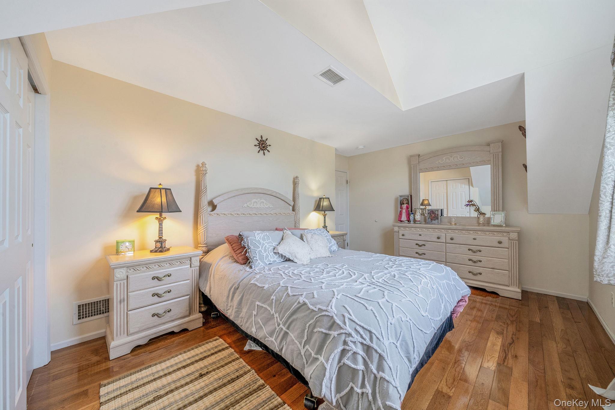 #20 photo, 18 Cayla Lane, 东长岛 Port Jefferson Station , NY 11776