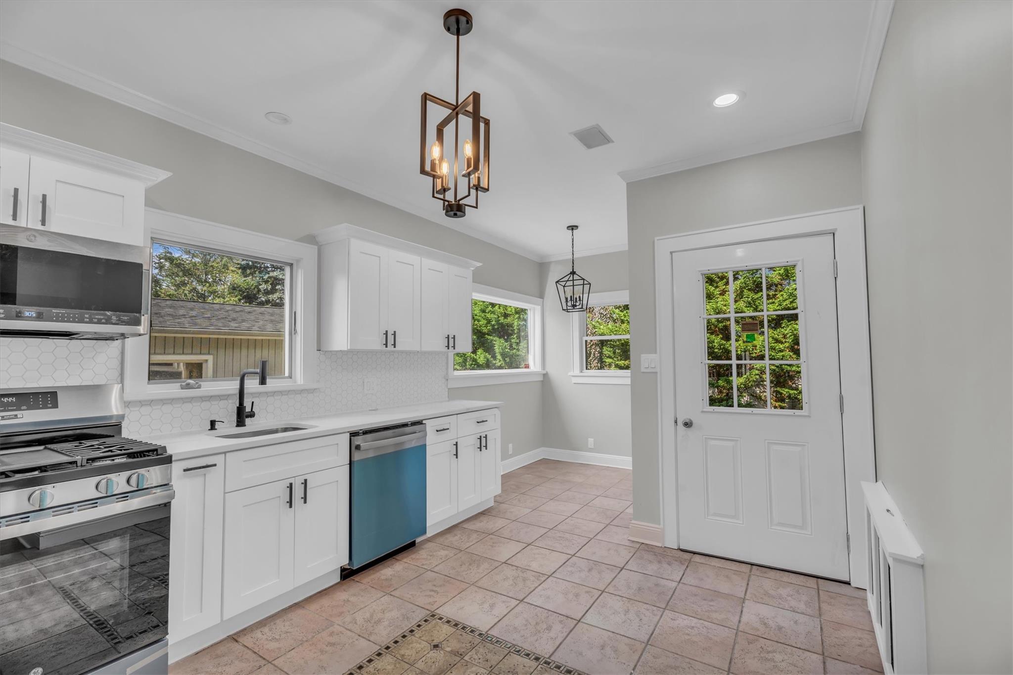 #6 photo, 643 Deer Park Avenue, サフォーク郡 Babylon , NY 11702