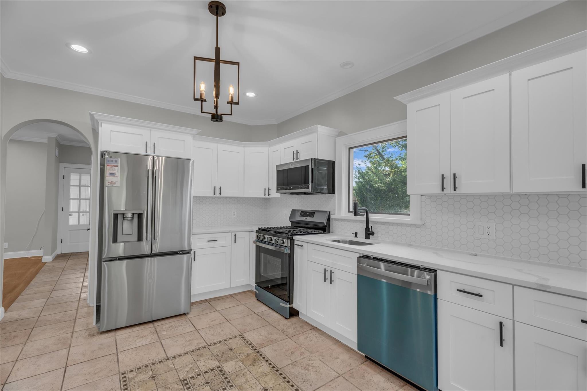 #8 photo, 643 Deer Park Avenue, サフォーク郡 Babylon , NY 11702