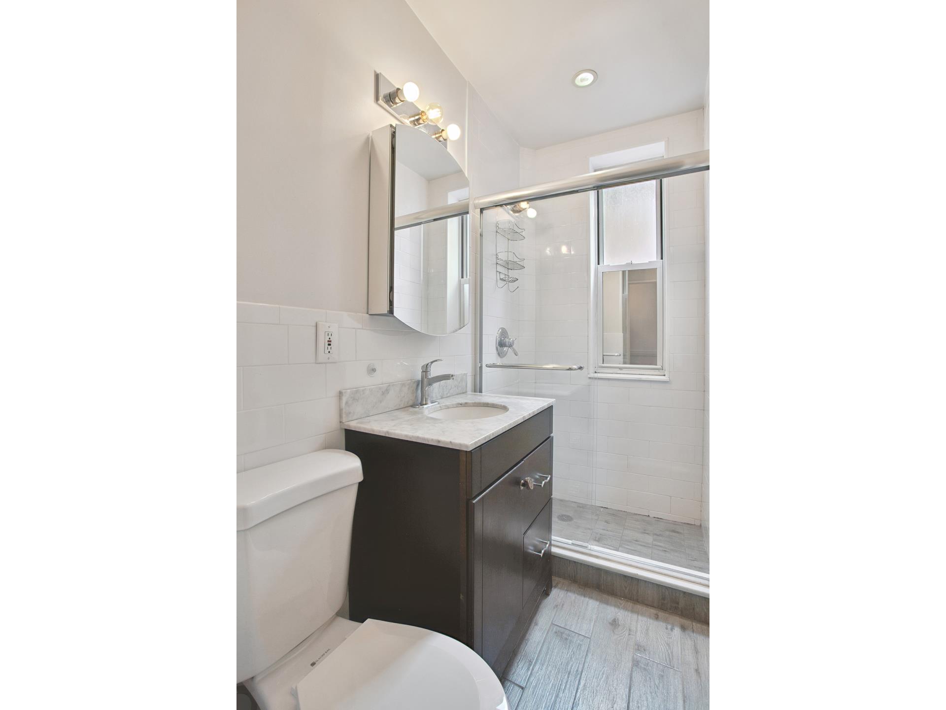 #10 photo, 210 E 17TH Street, マンハッタン Gramercy Park , NY 10003