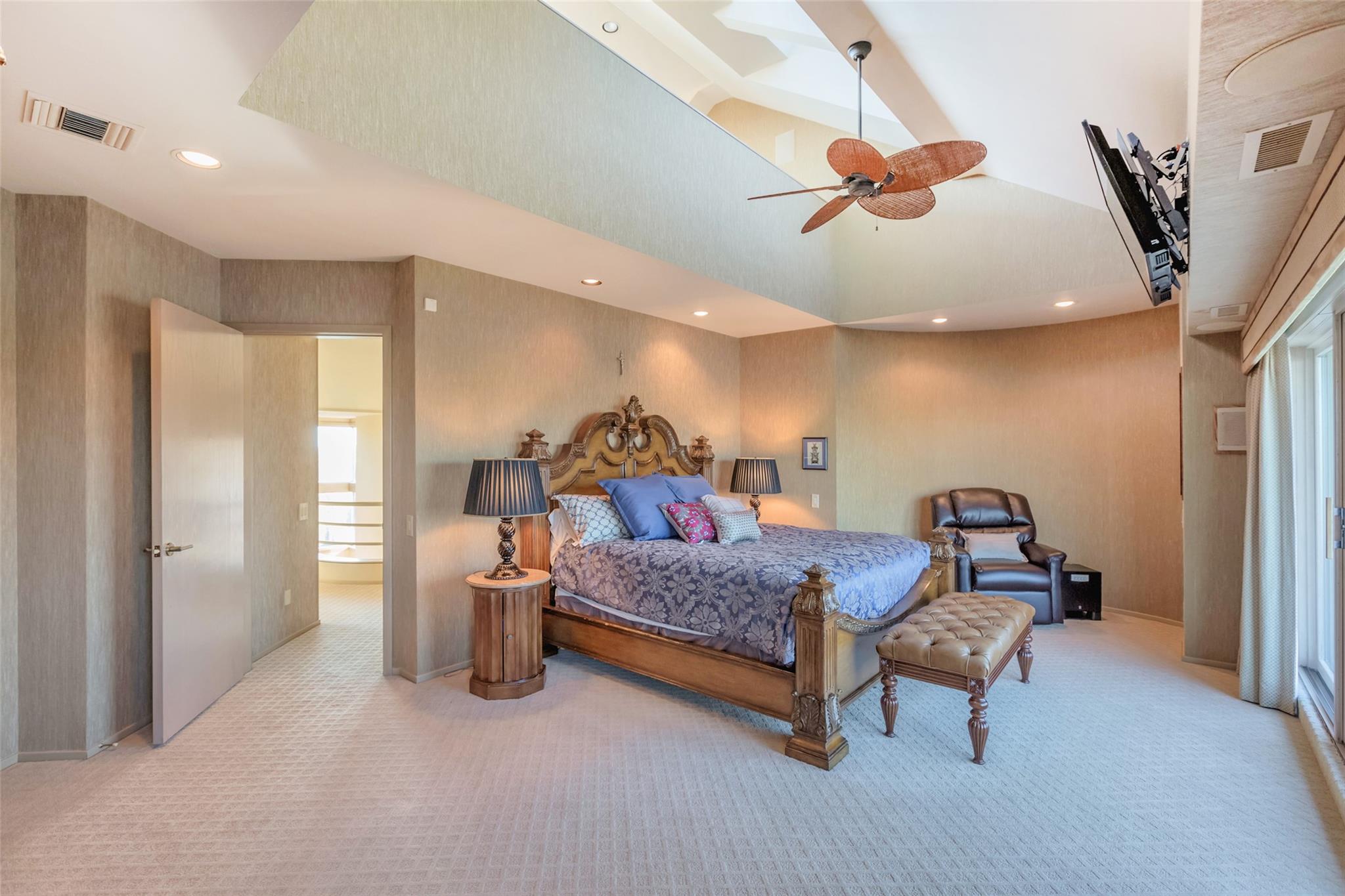 #18 photo, 136 The Helm, East Islip , NY 11730