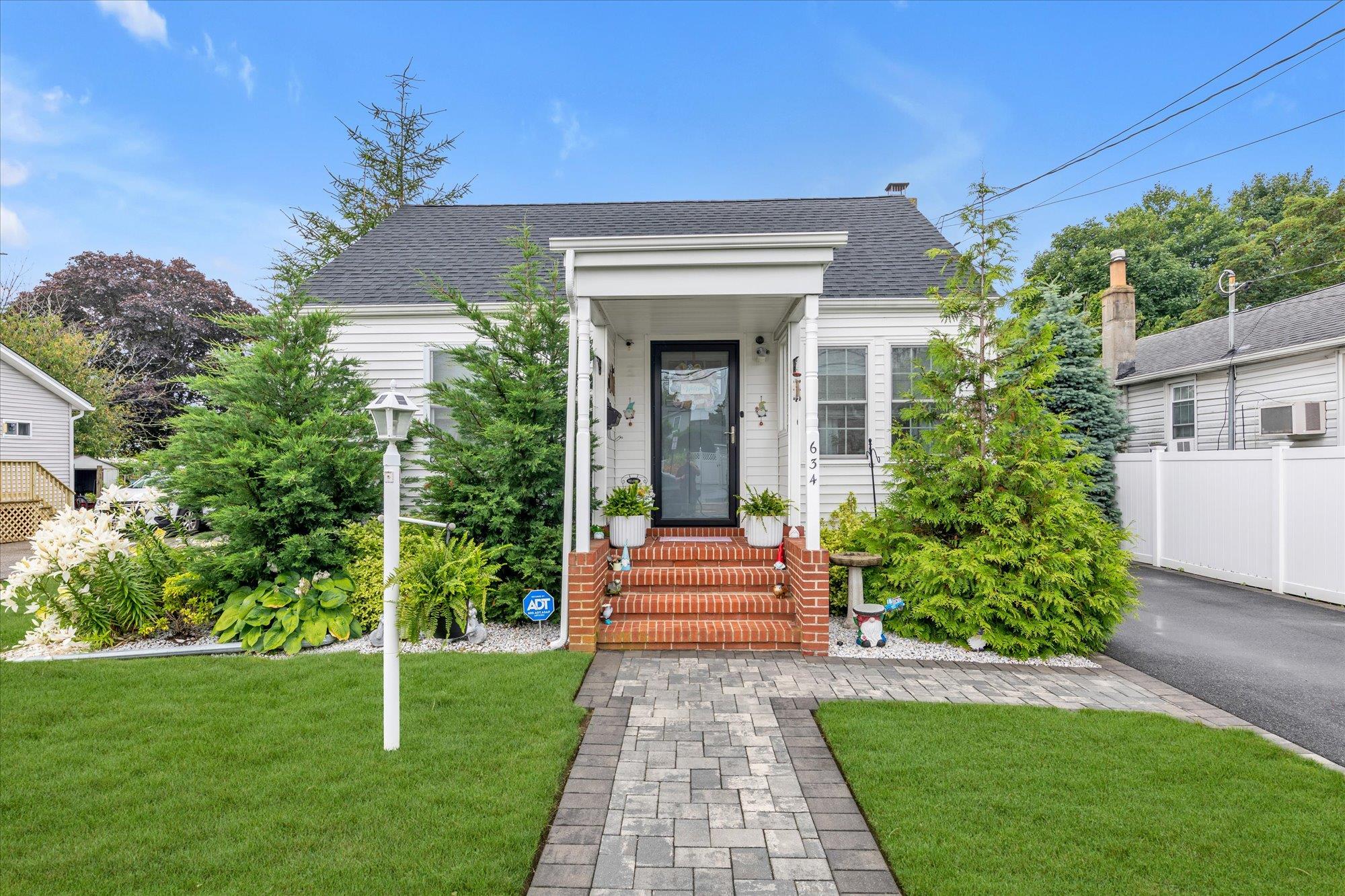 #1 photo, 634 S 4th Street, 東長島 Lindenhurst , NY 11757