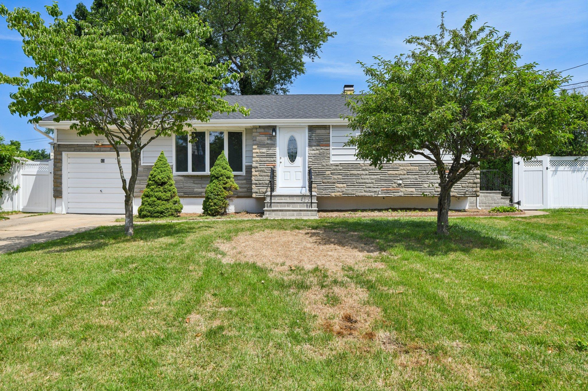 #1 photo, 43 Walton Street, 東長島 Brentwood , NY 11717