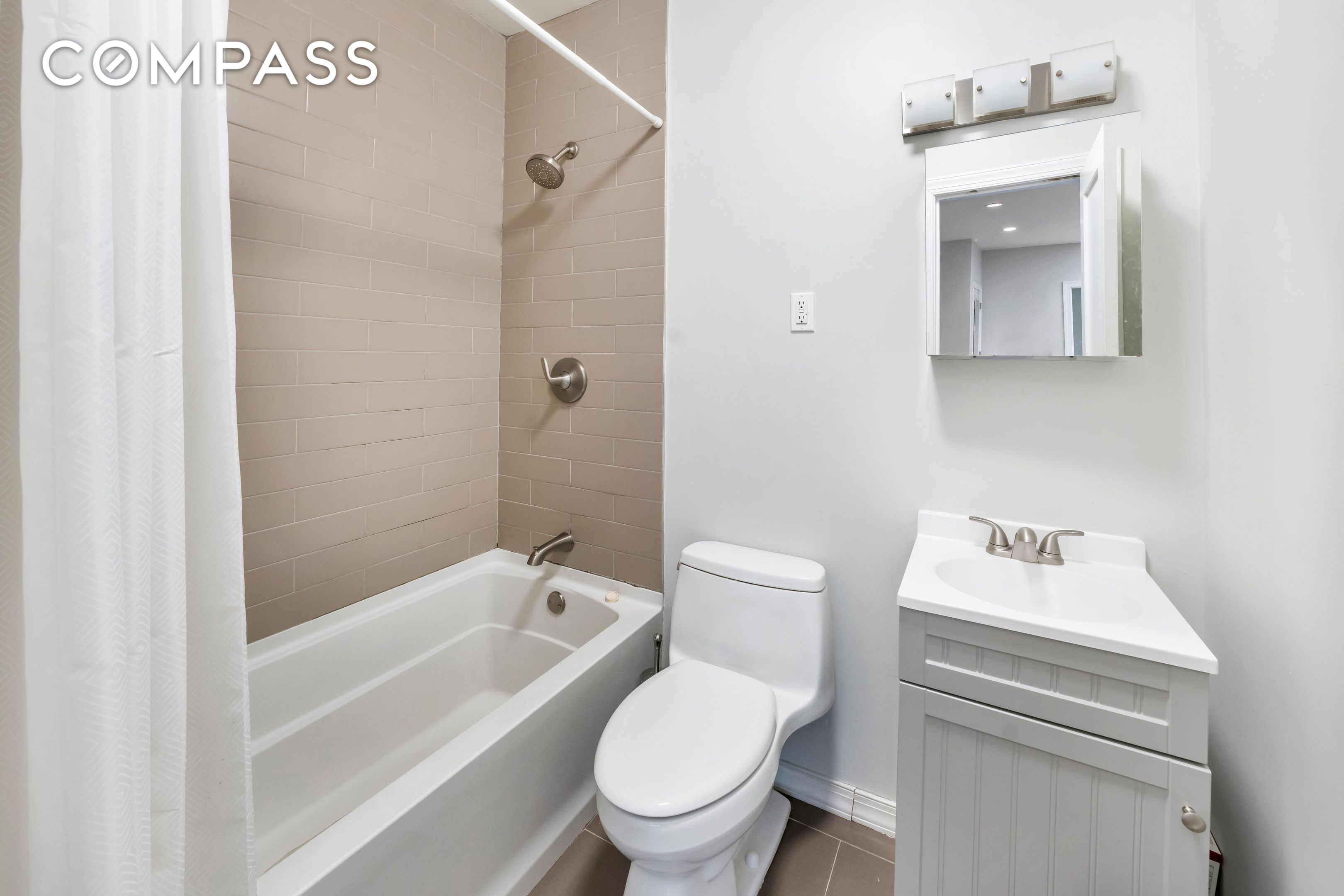 #11 photo, 354 Grand Street, ブルックリン区 Williamsburg , NY 11211