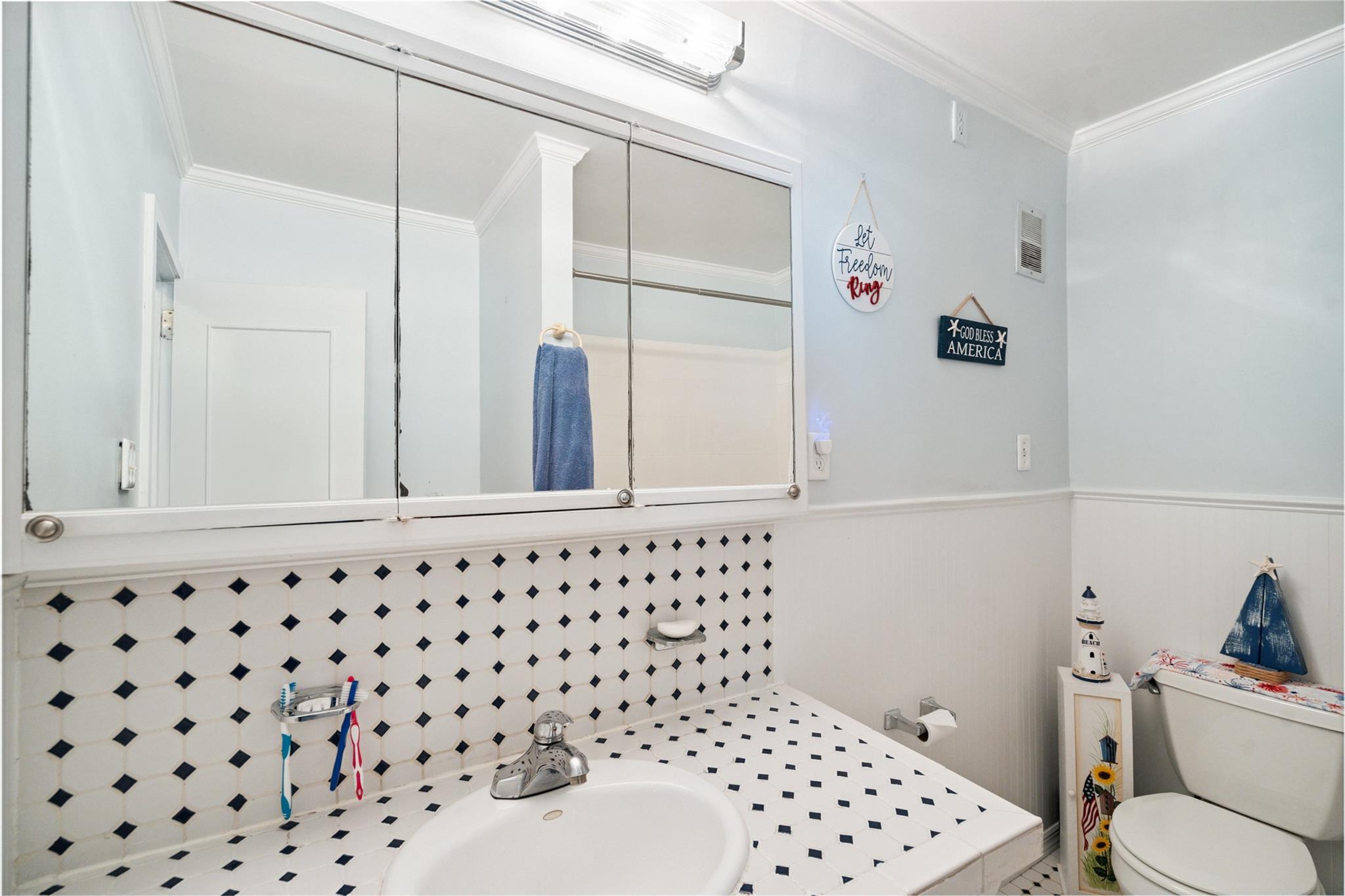 #11 photo, 2500 Mermaid Avenue, Wantagh , NY 11793