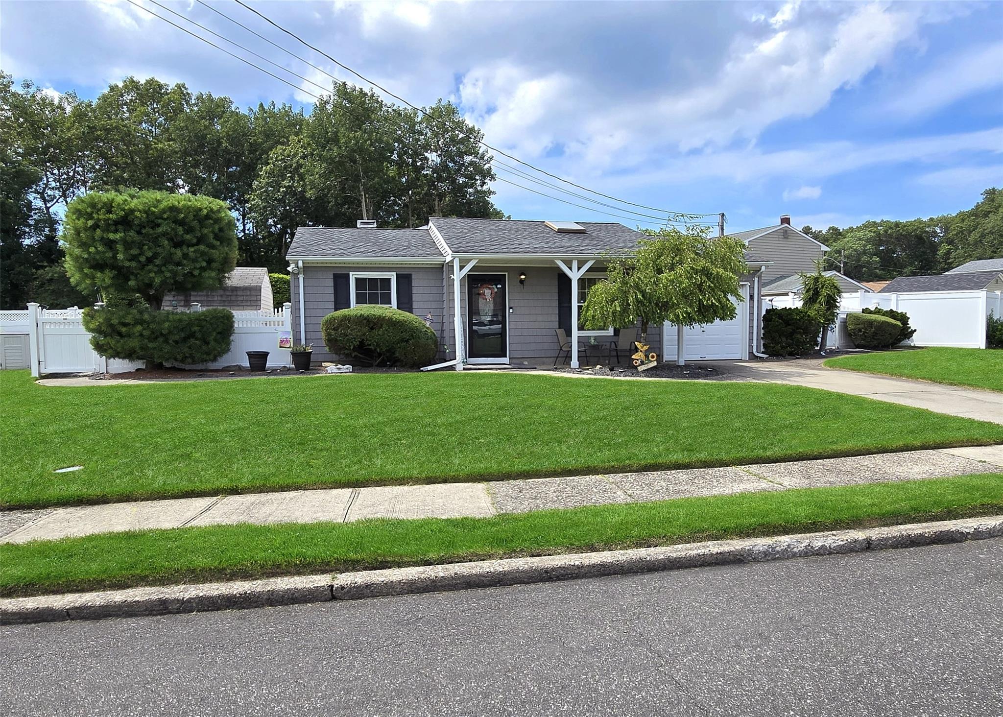 #1 photo, 122 Stuyvesant Drive, 東長島 Port Jefferson Station , NY 11776