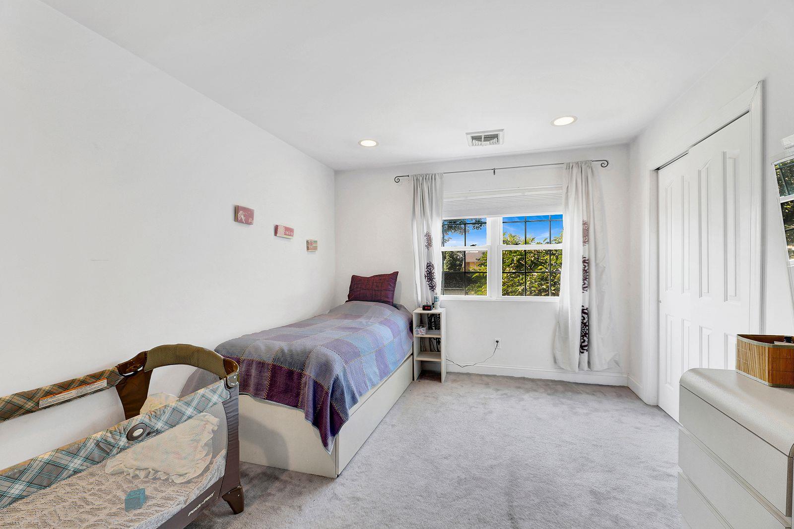 #16 photo, 97 Burnham Avenue, ナッソー郡 Roslyn Heights , NY 11577