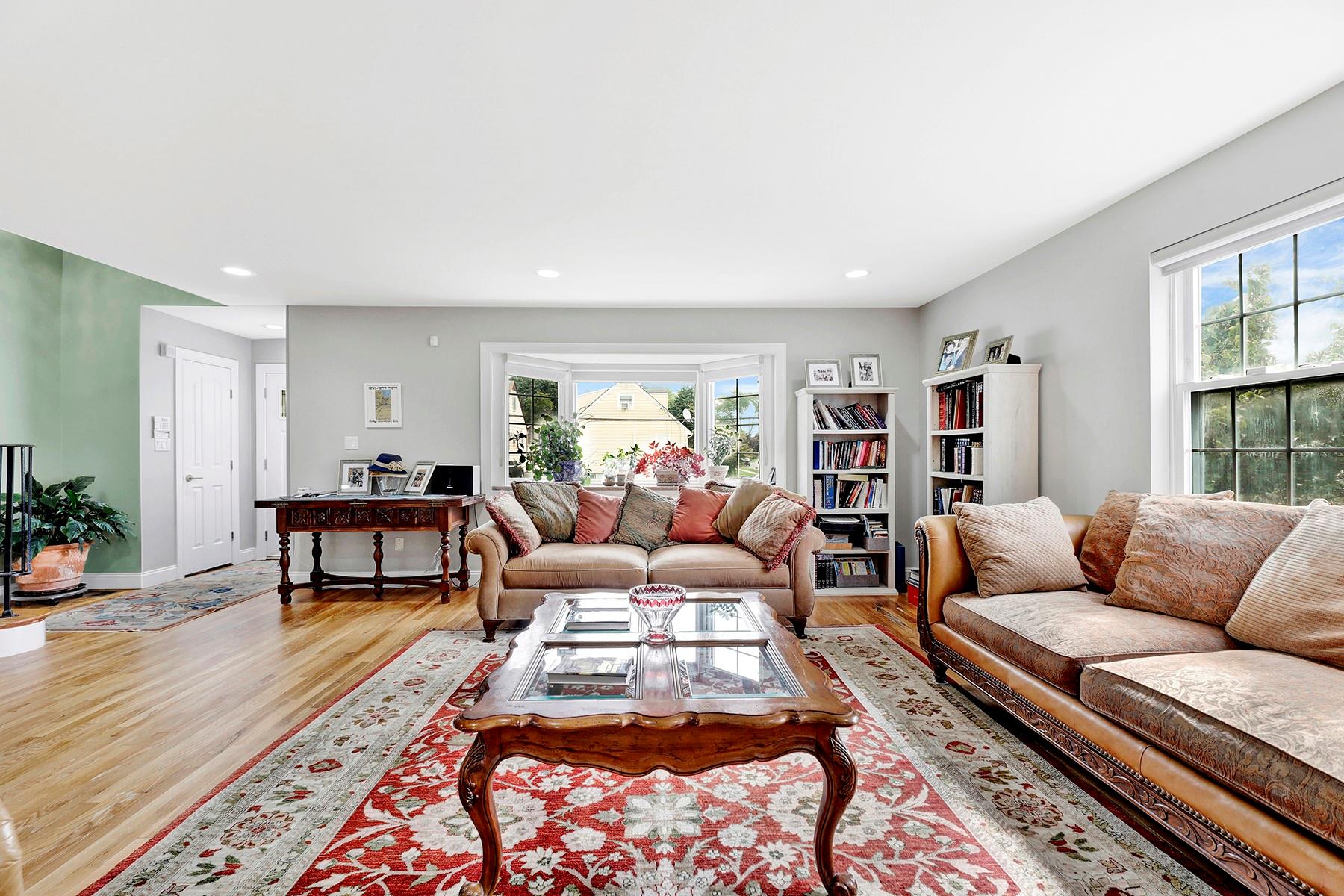 #2 photo, 97 Burnham Avenue, ナッソー郡 Roslyn Heights , NY 11577