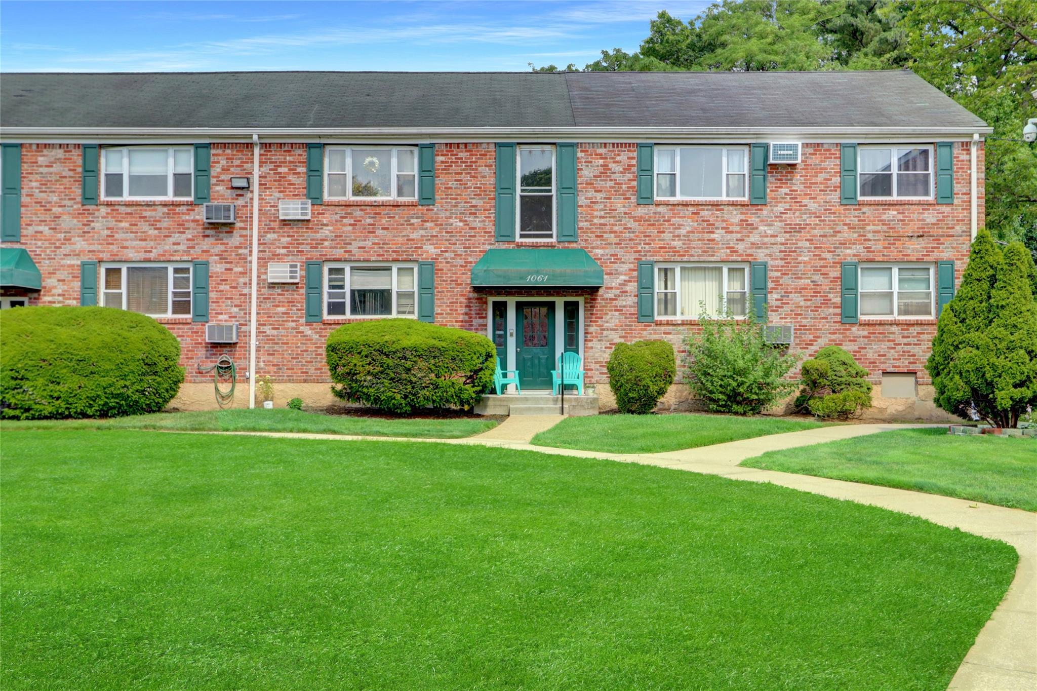 #1 photo, 1061 Fenwood Dr, 長島 Valley Stream , NY 11580