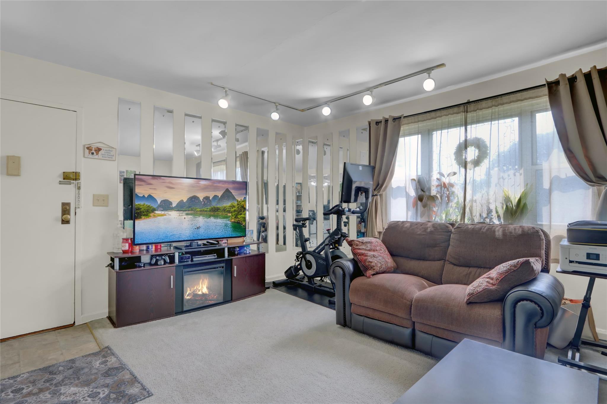 #2 photo, 1061 Fenwood Dr, Valley Stream , NY 11580