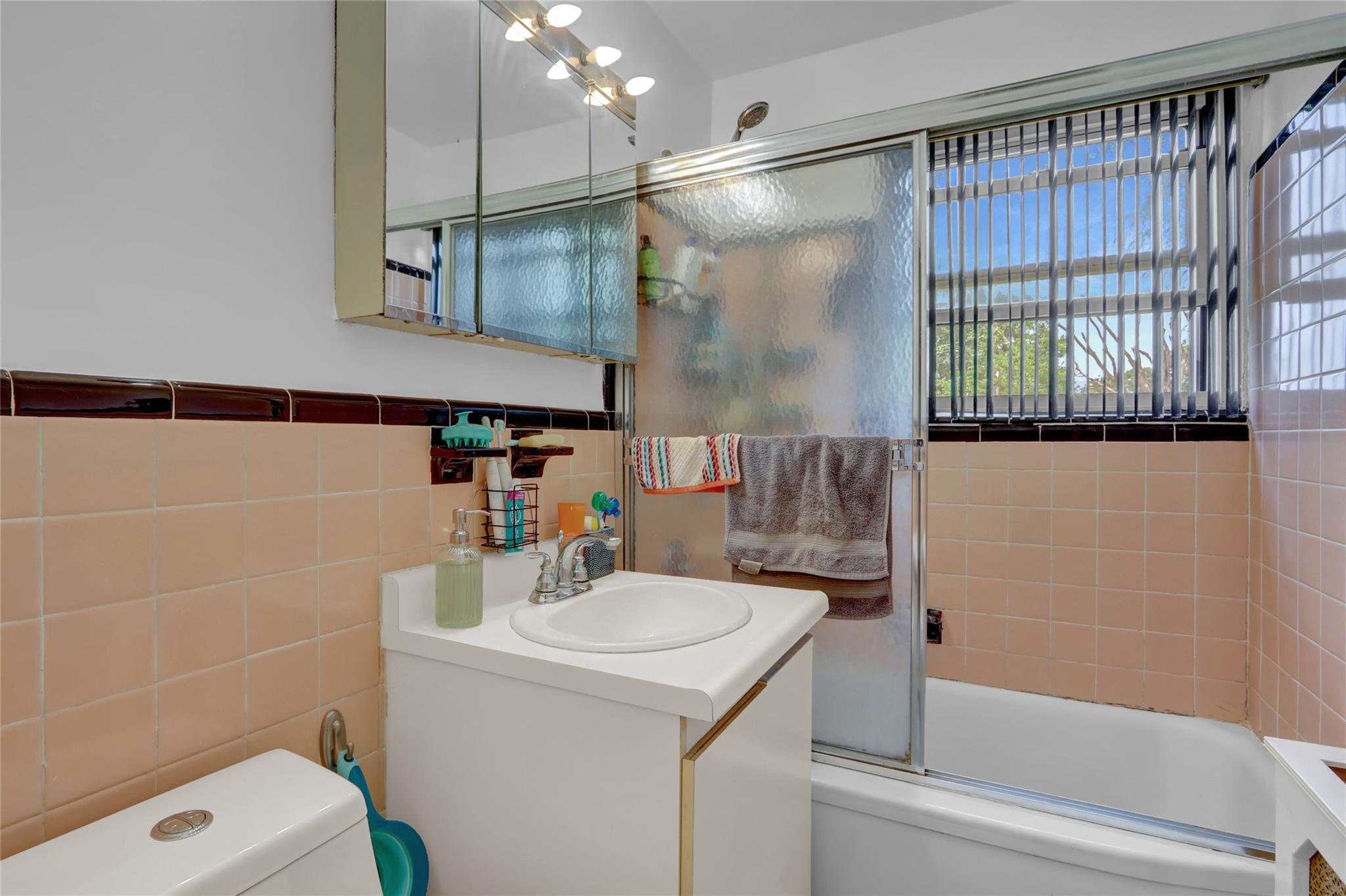 #6 photo, 1061 Fenwood Dr, Valley Stream , NY 11580