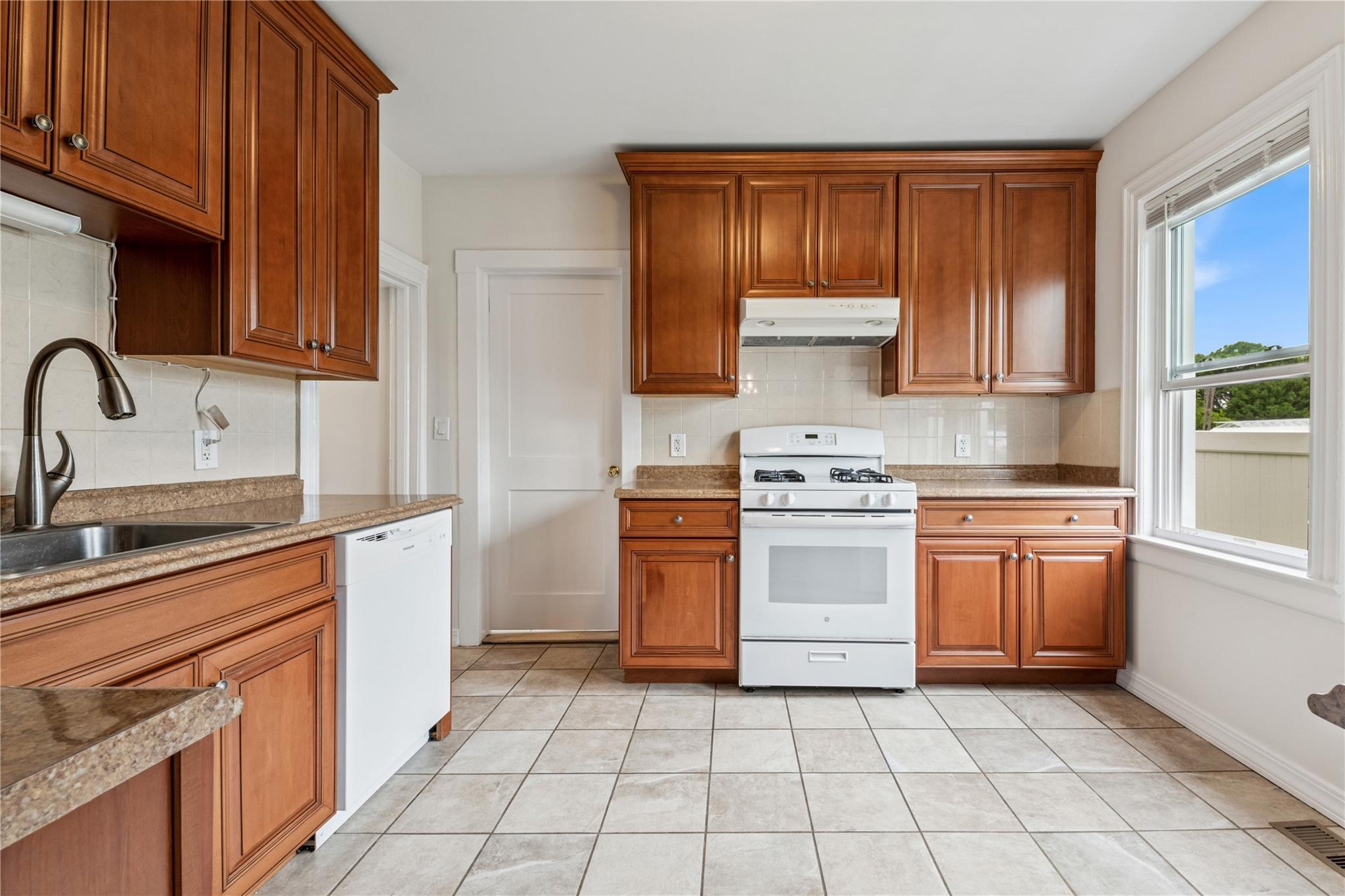 #11 photo, 401 Ocean Avenue, ナッソー郡 Malverne , NY 11565