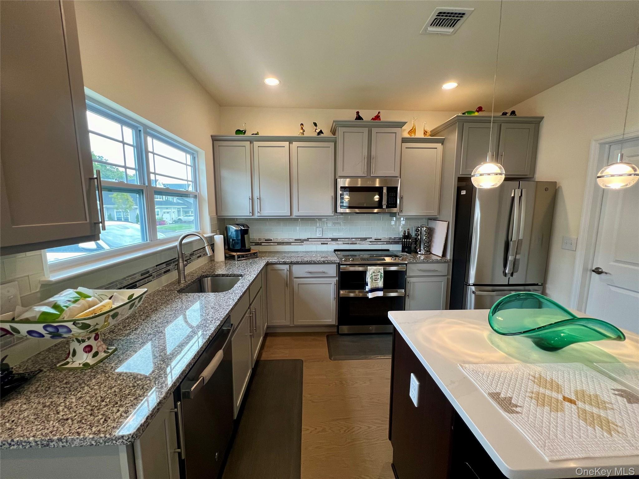 #12 photo, 37 Willow Circle, サフォーク郡 Coram , NY 11727