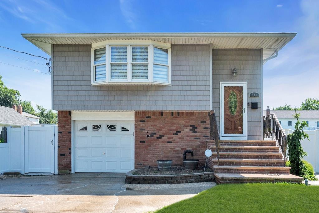 #1 photo, 544 S 15th Street, 東長島 Lindenhurst , NY 11757