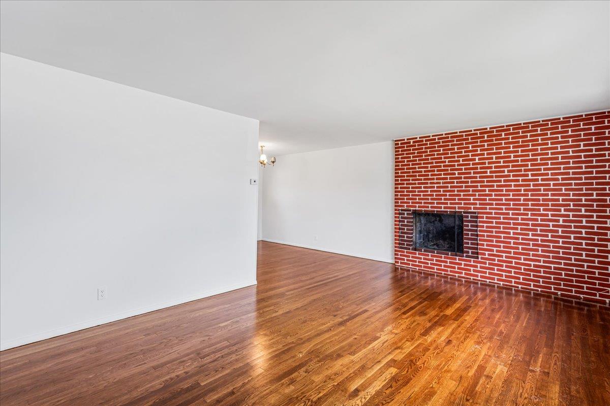 #4 photo, 19 Dakota Street, Hicksville , NY 11801