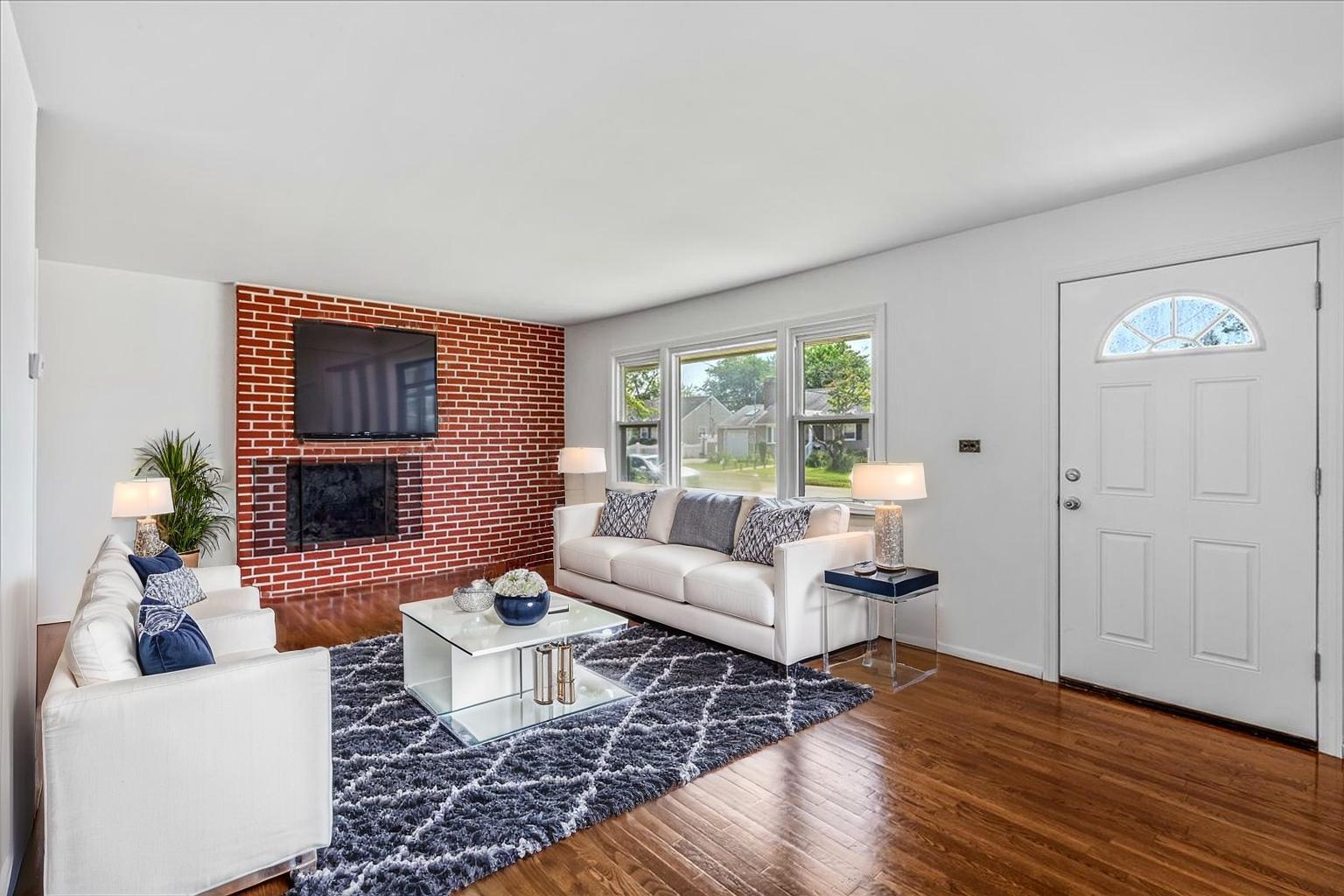 #5 photo, 19 Dakota Street, Hicksville , NY 11801