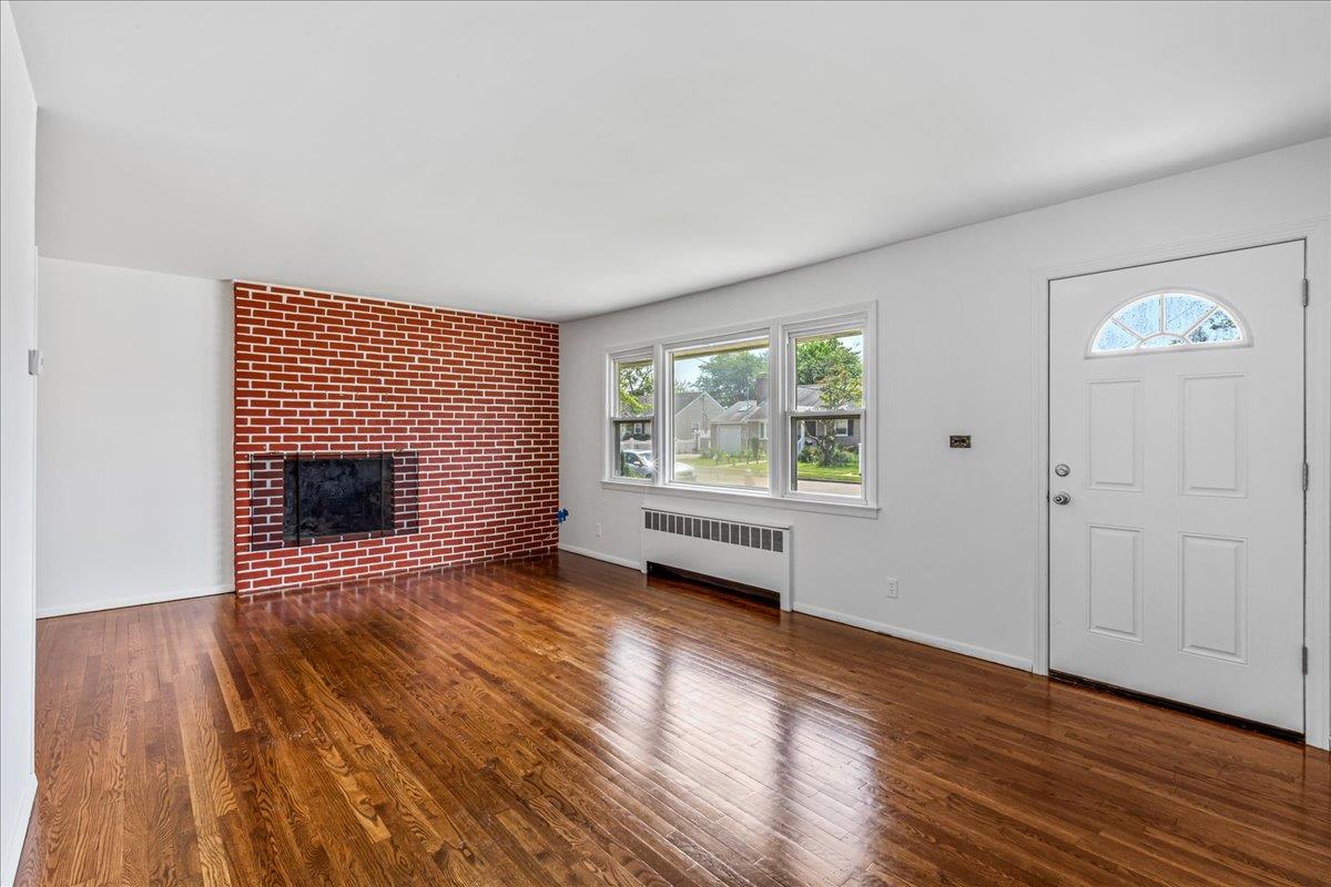 #6 photo, 19 Dakota Street, Hicksville , NY 11801