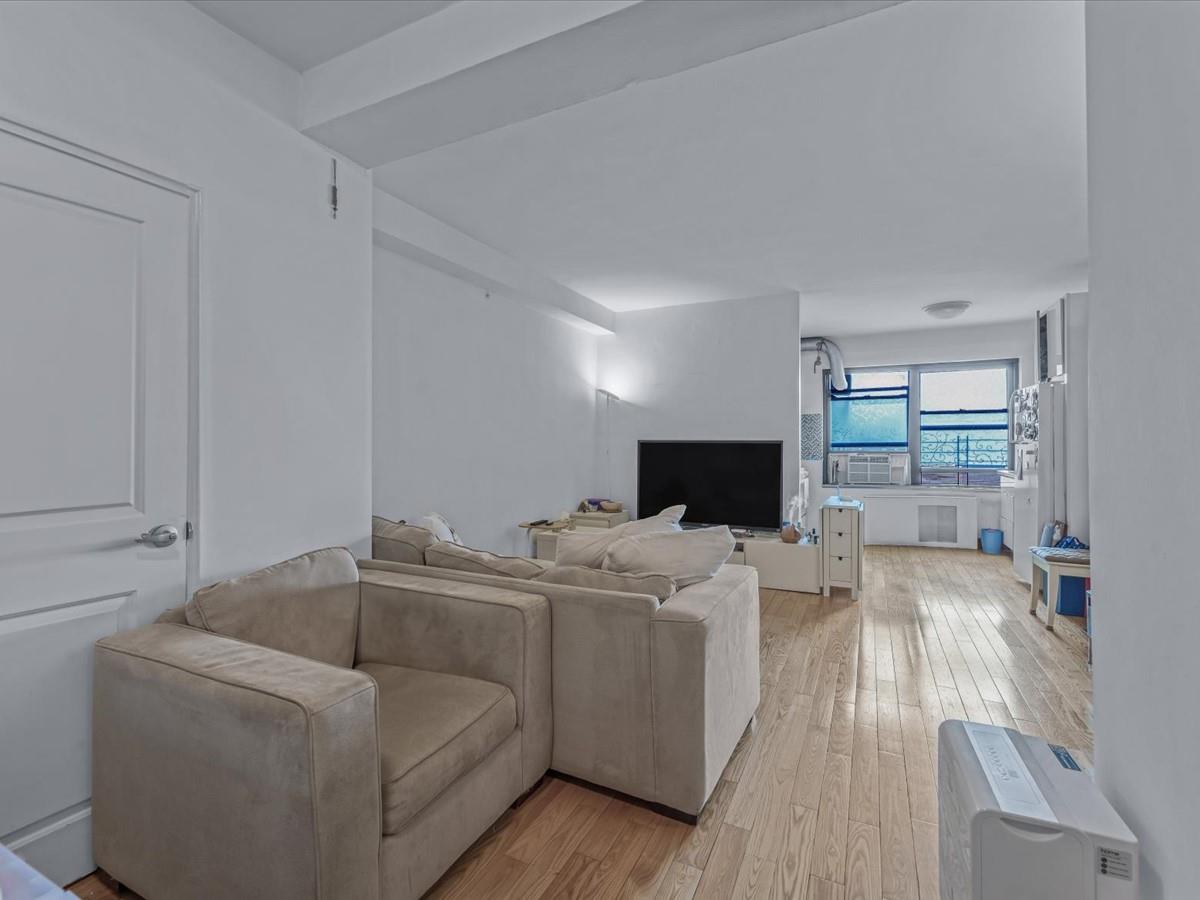 #4 photo, 99-05 63rd Drive, クイーンズ区 Rego Park , NY 11374