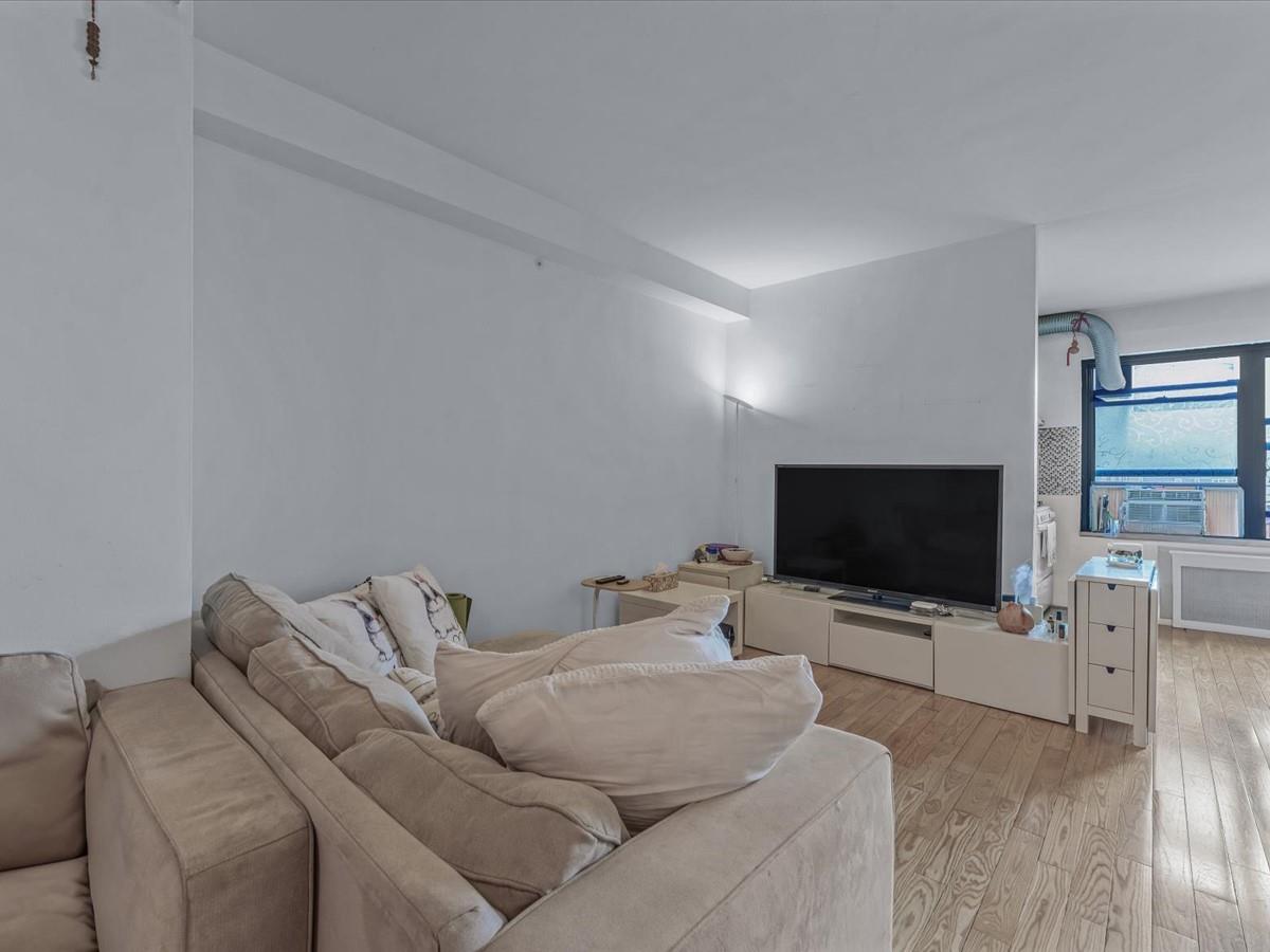 #5 photo, 99-05 63rd Drive, クイーンズ区 Rego Park , NY 11374