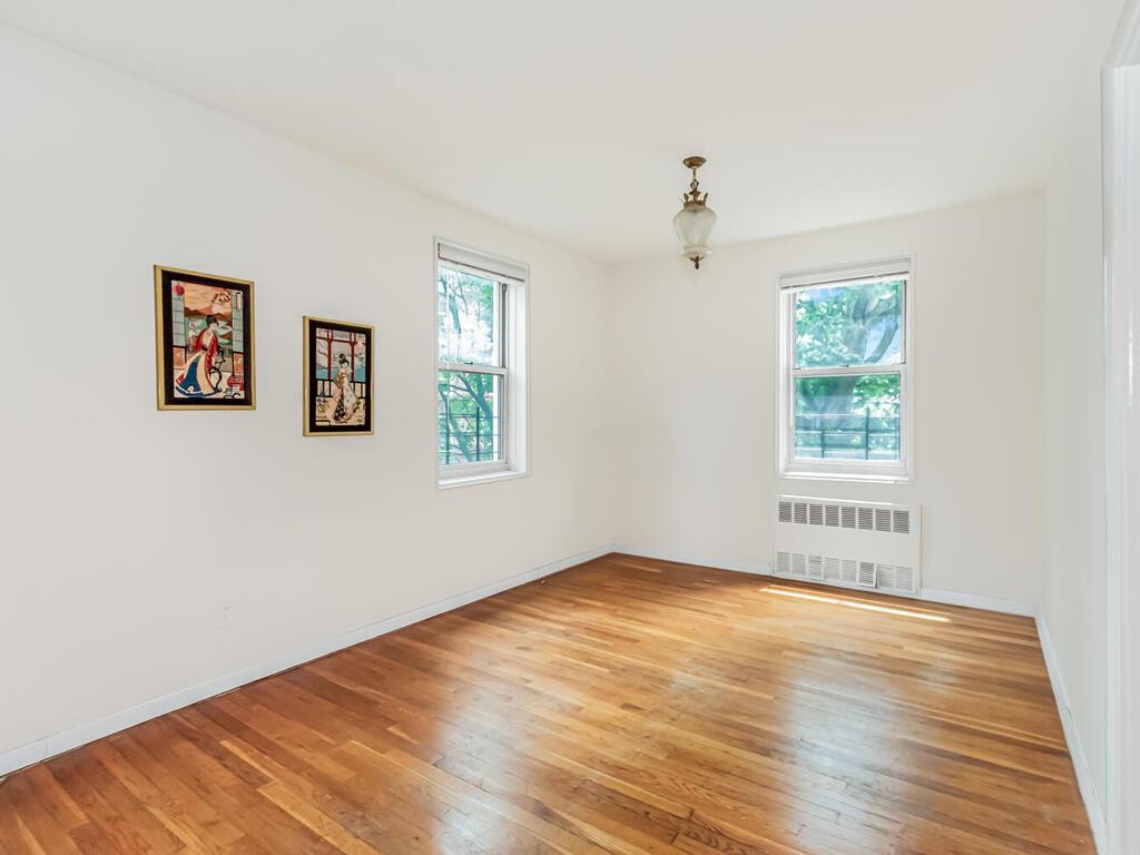 #3 photo, 679 W 239th Street, Bronx , NY 10463