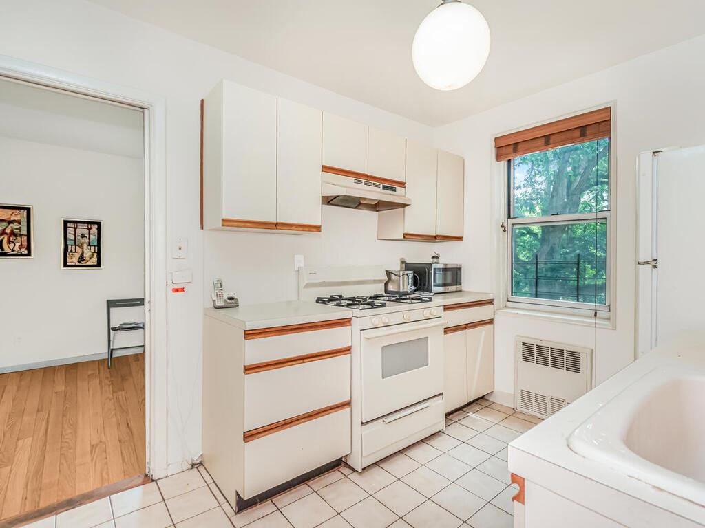 #4 photo, 679 W 239th Street, Bronx , NY 10463