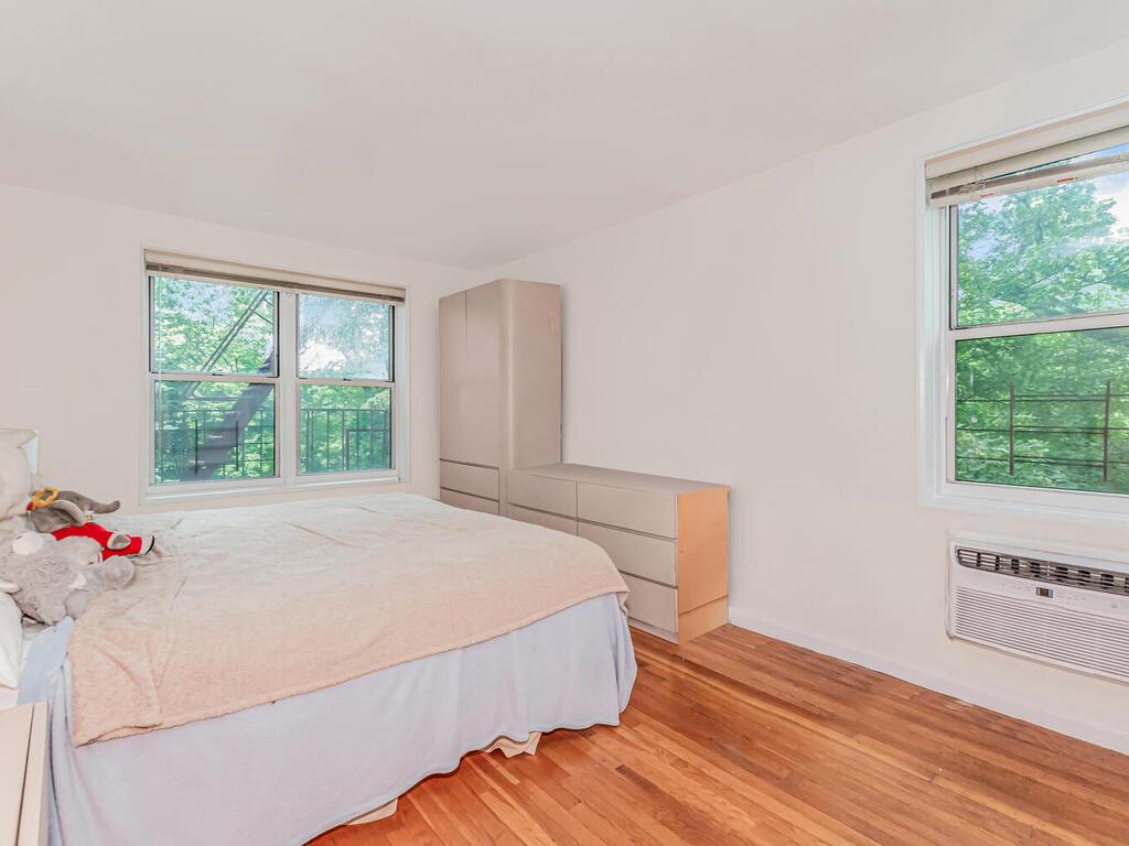 #5 photo, 679 W 239th Street, Bronx , NY 10463