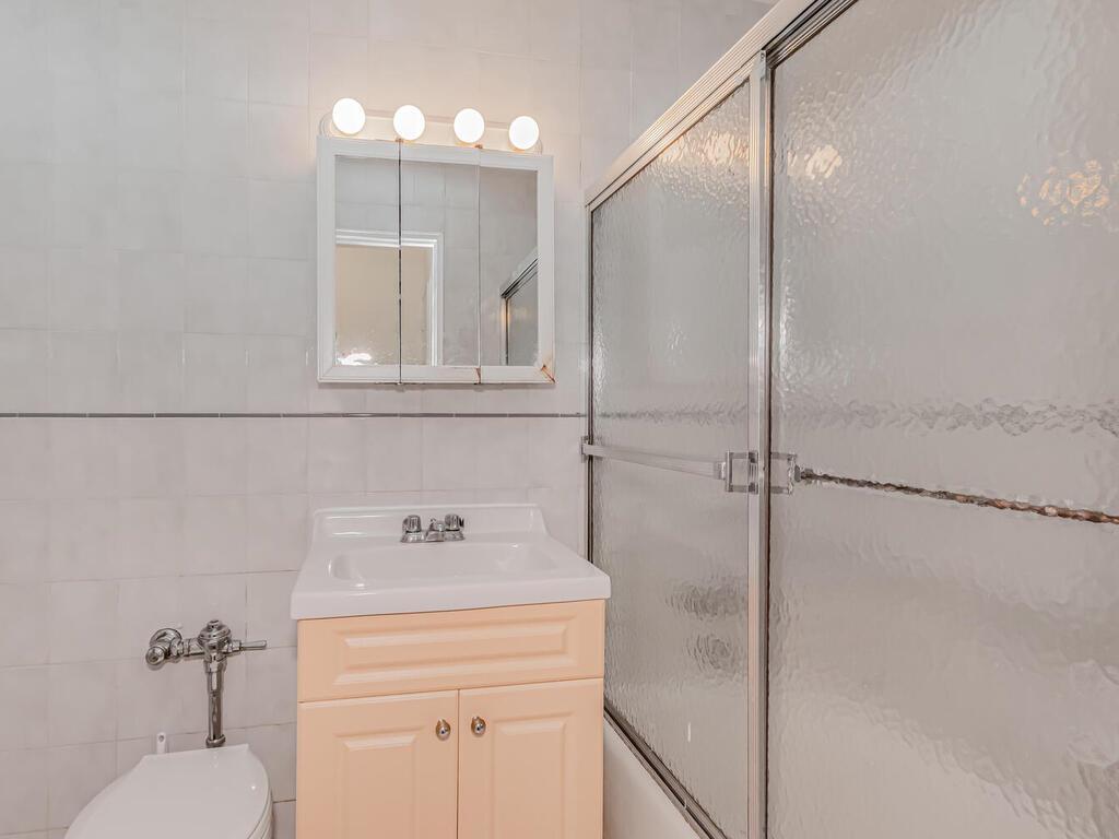 #7 photo, 679 W 239th Street, Bronx , NY 10463