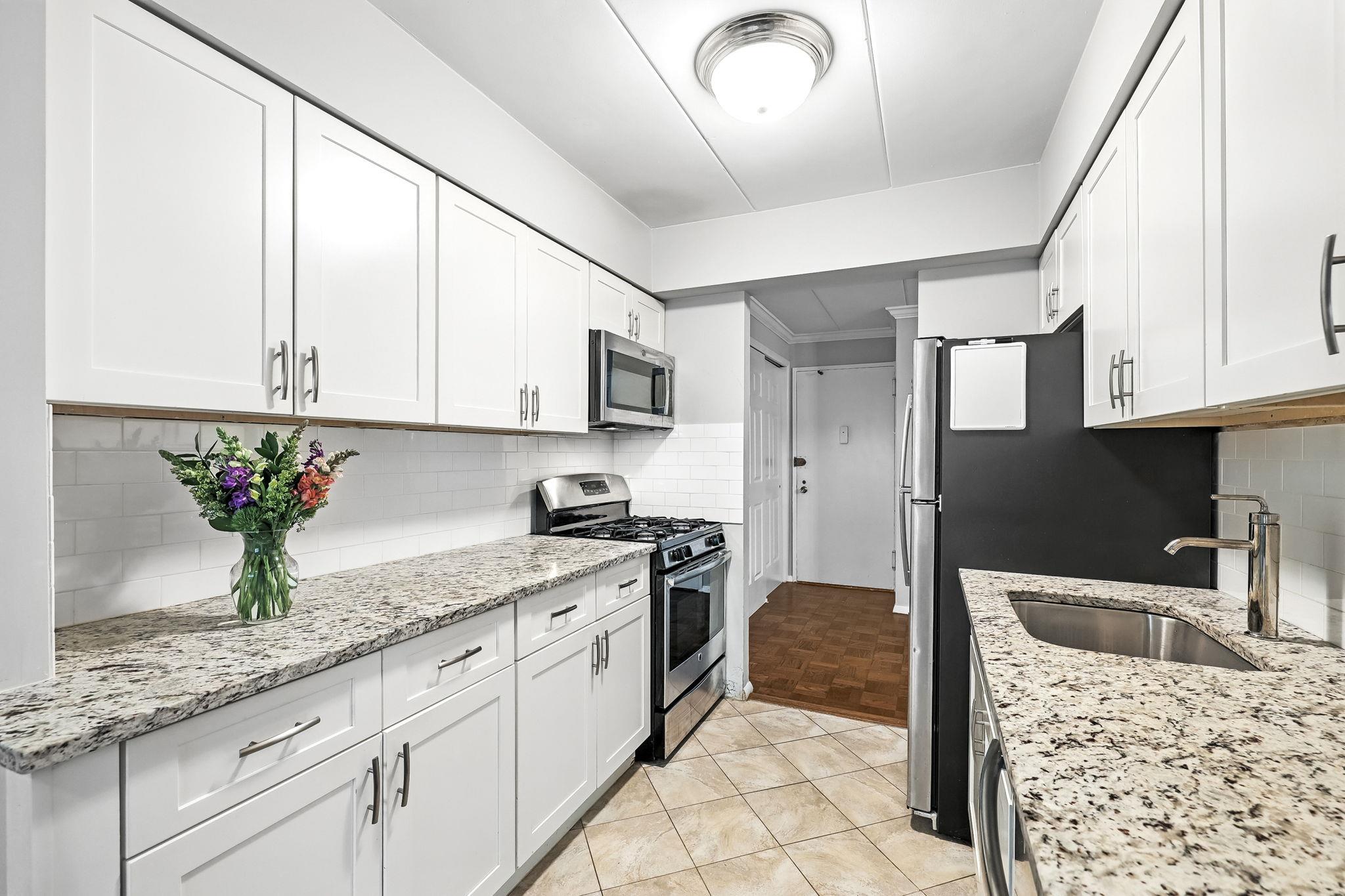 #11 photo, 370 Central Park Avenue, Scarsdale , NY 10583