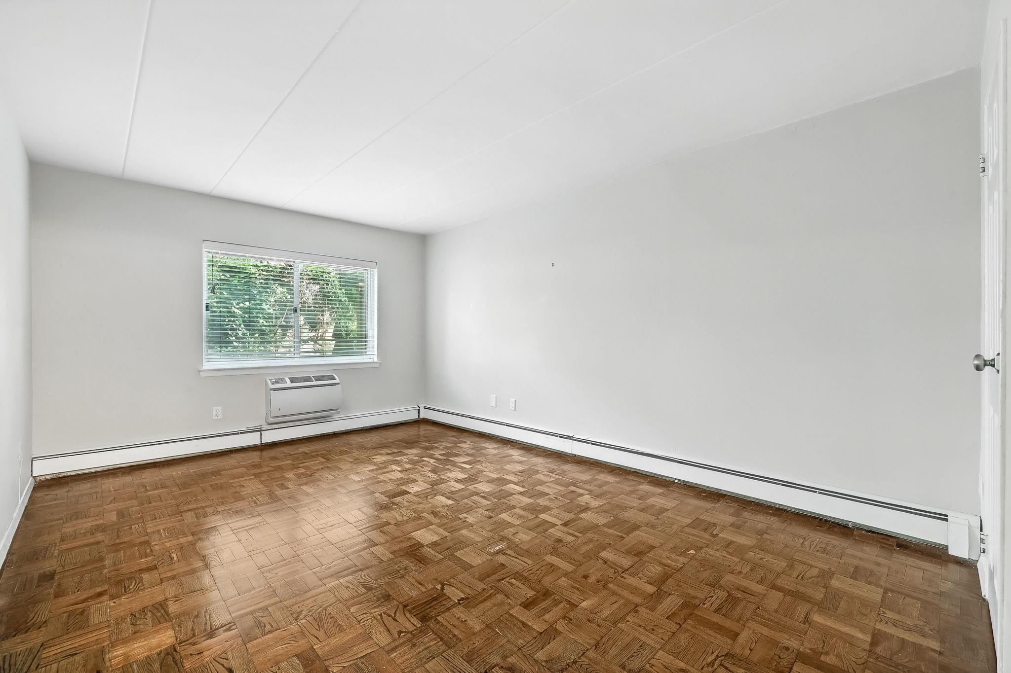 #13 photo, 370 Central Park Avenue, Scarsdale , NY 10583