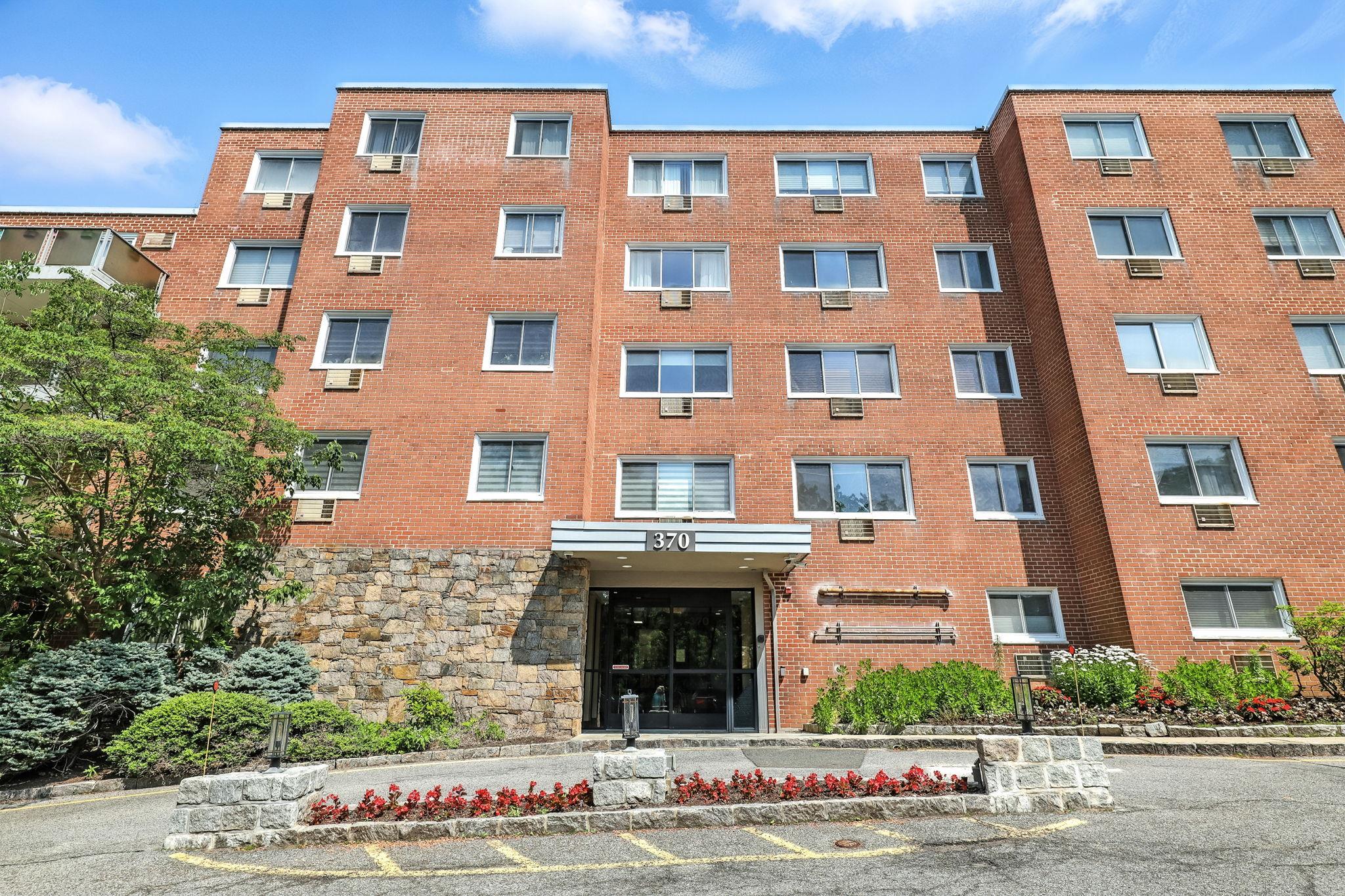 #2 photo, 370 Central Park Avenue, Scarsdale , NY 10583