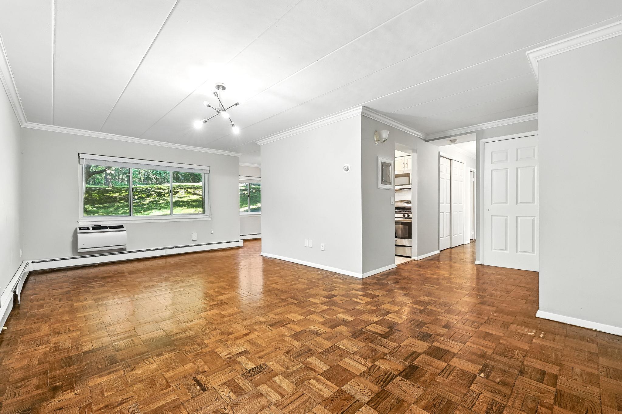 #4 photo, 370 Central Park Avenue, Scarsdale , NY 10583