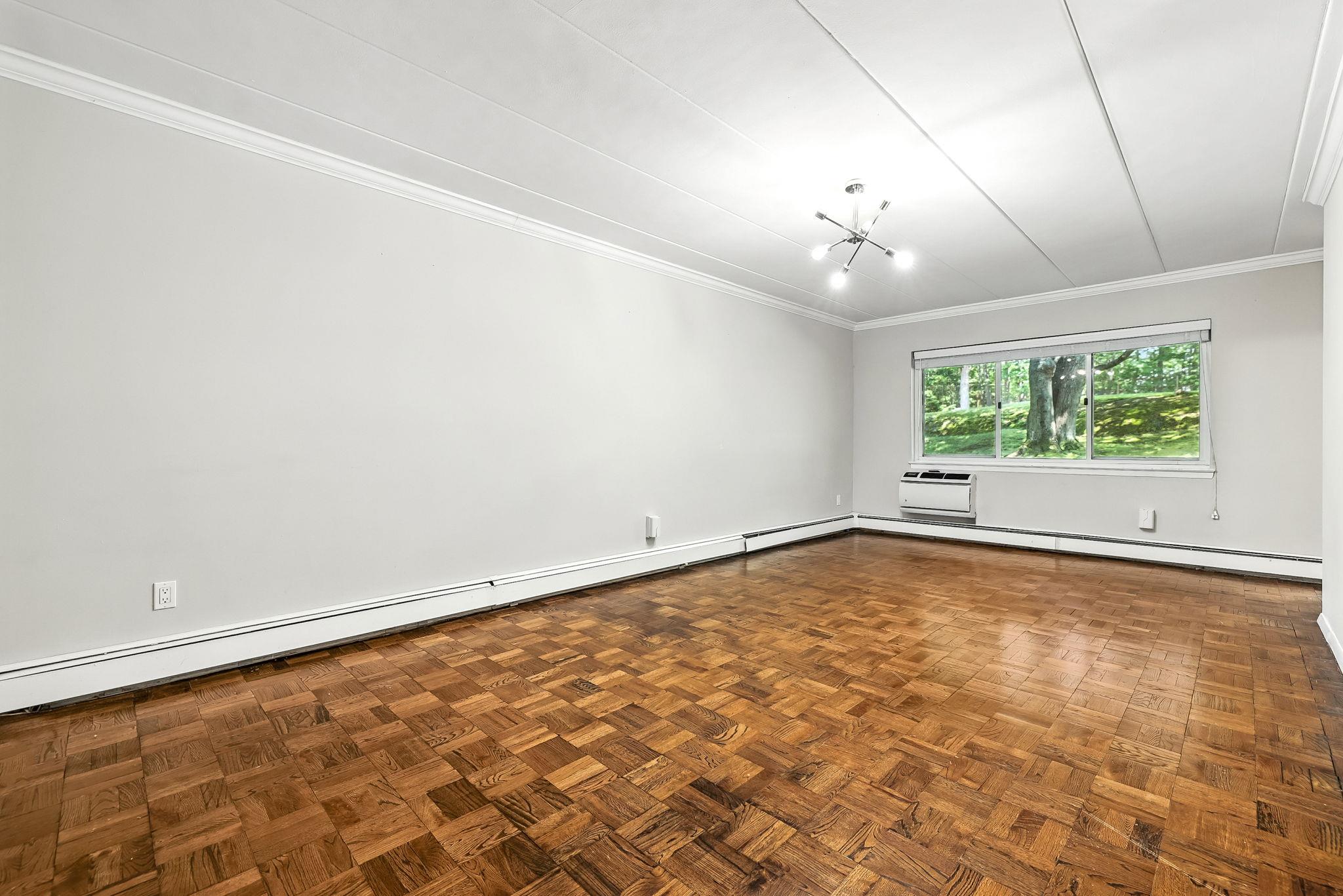 #5 photo, 370 Central Park Avenue, Scarsdale , NY 10583