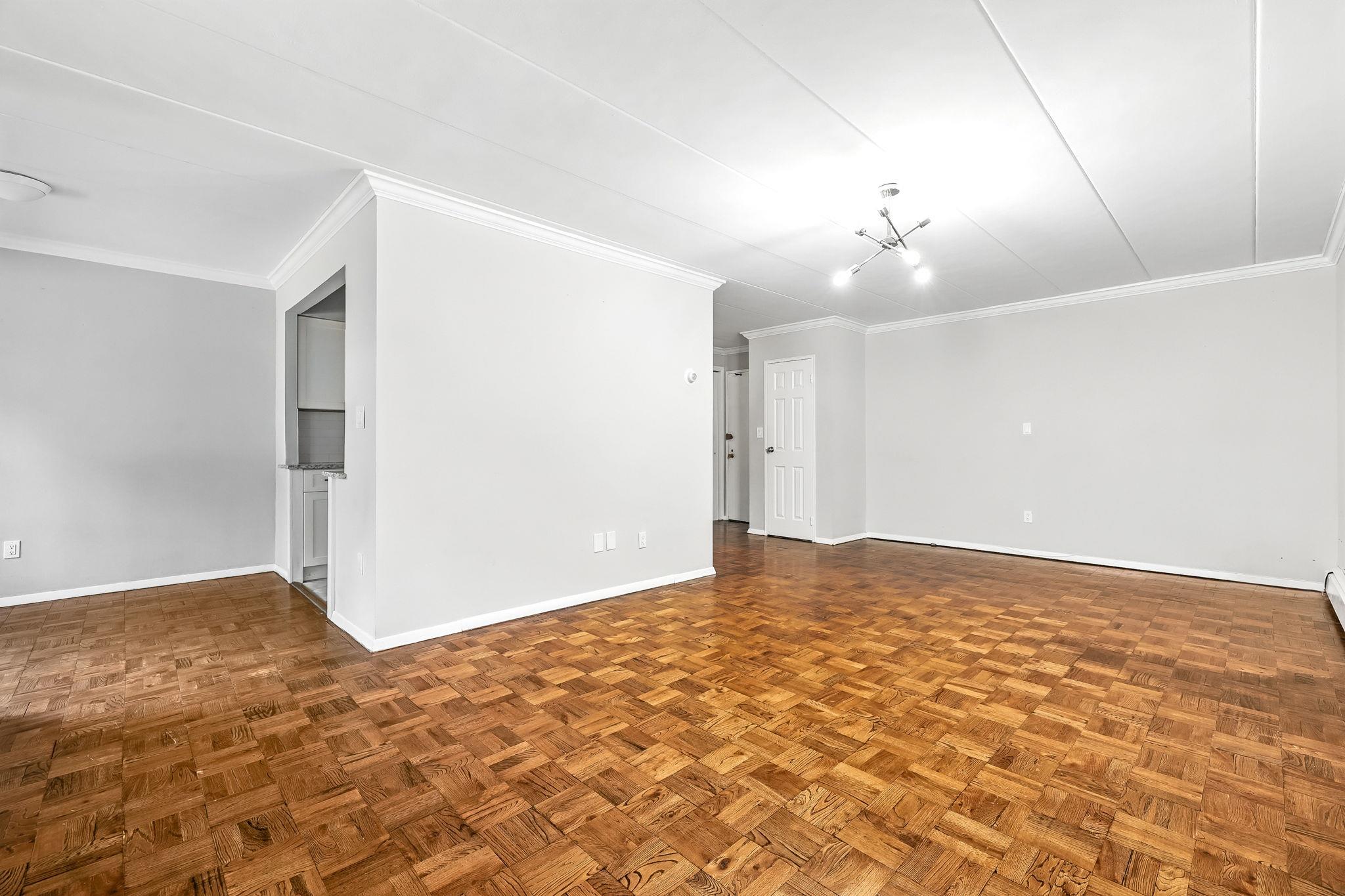 #7 photo, 370 Central Park Avenue, Scarsdale , NY 10583