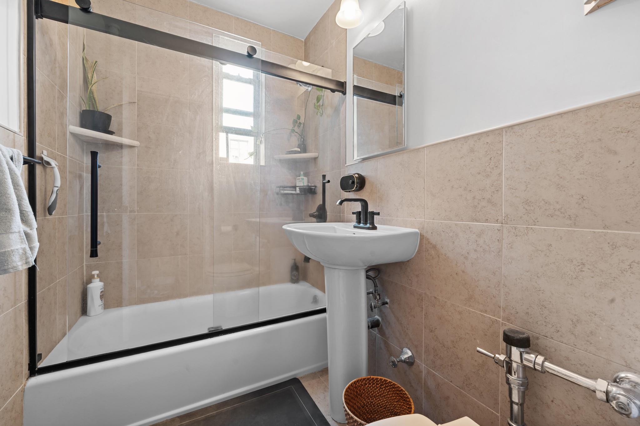 #12 photo, 33-05 92nd Street, كوينز Jackson Heights , NY 11372