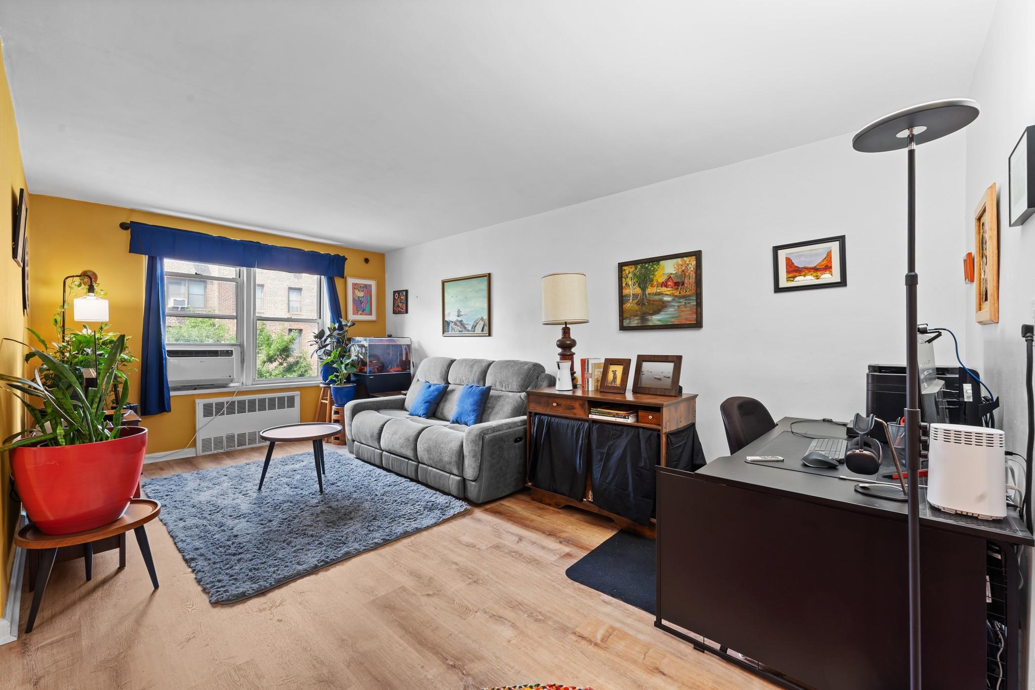 #7 photo, 33-05 92nd Street, كوينز Jackson Heights , NY 11372