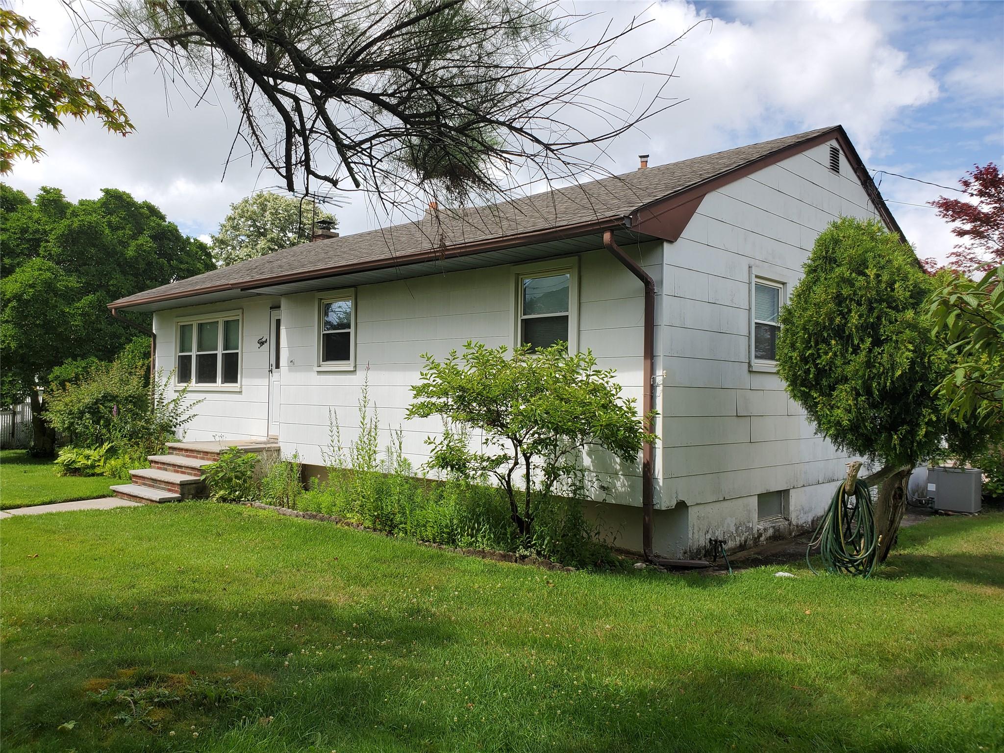 #1 photo, 5 Uranus Road, 東長島 Rocky Point , NY 11778