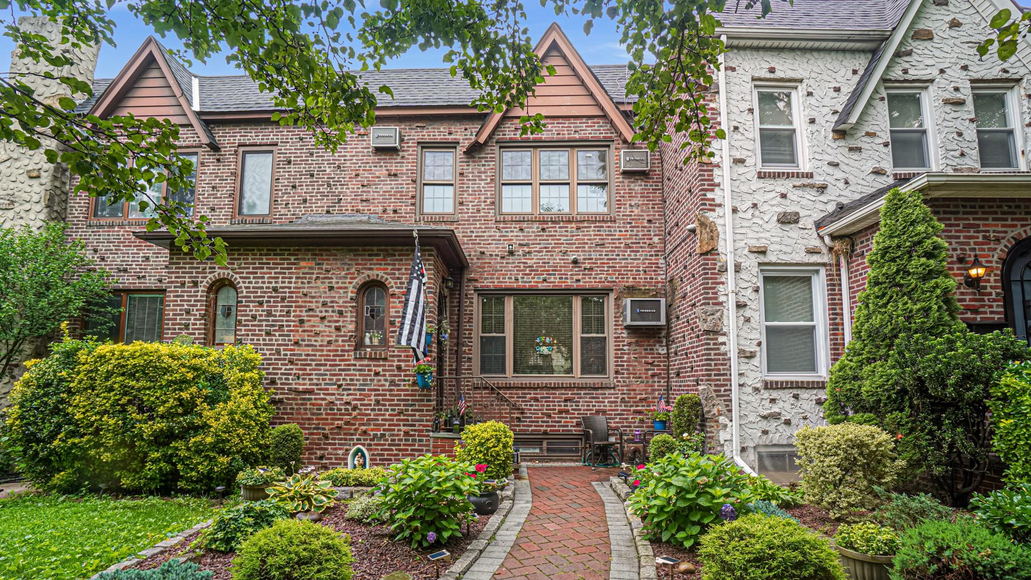 #1 photo, 6477 82nd Place, 皇后區 中村 Middle Village , NY 11379